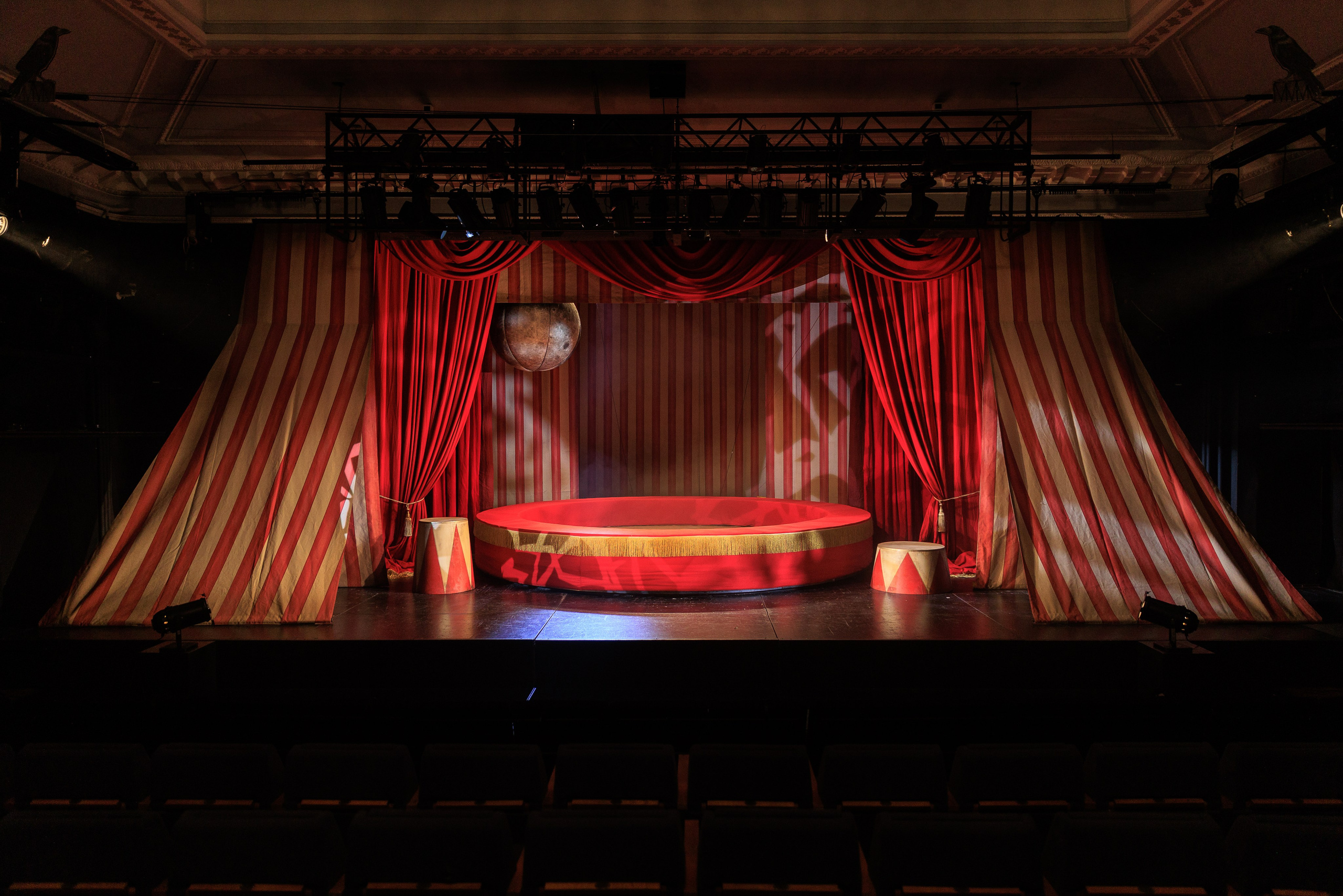 Пошив театральных занавесов и мягких декораций на заказ | Кулисы, падуги, задники. История занавеса. Превращаем идею в технологию