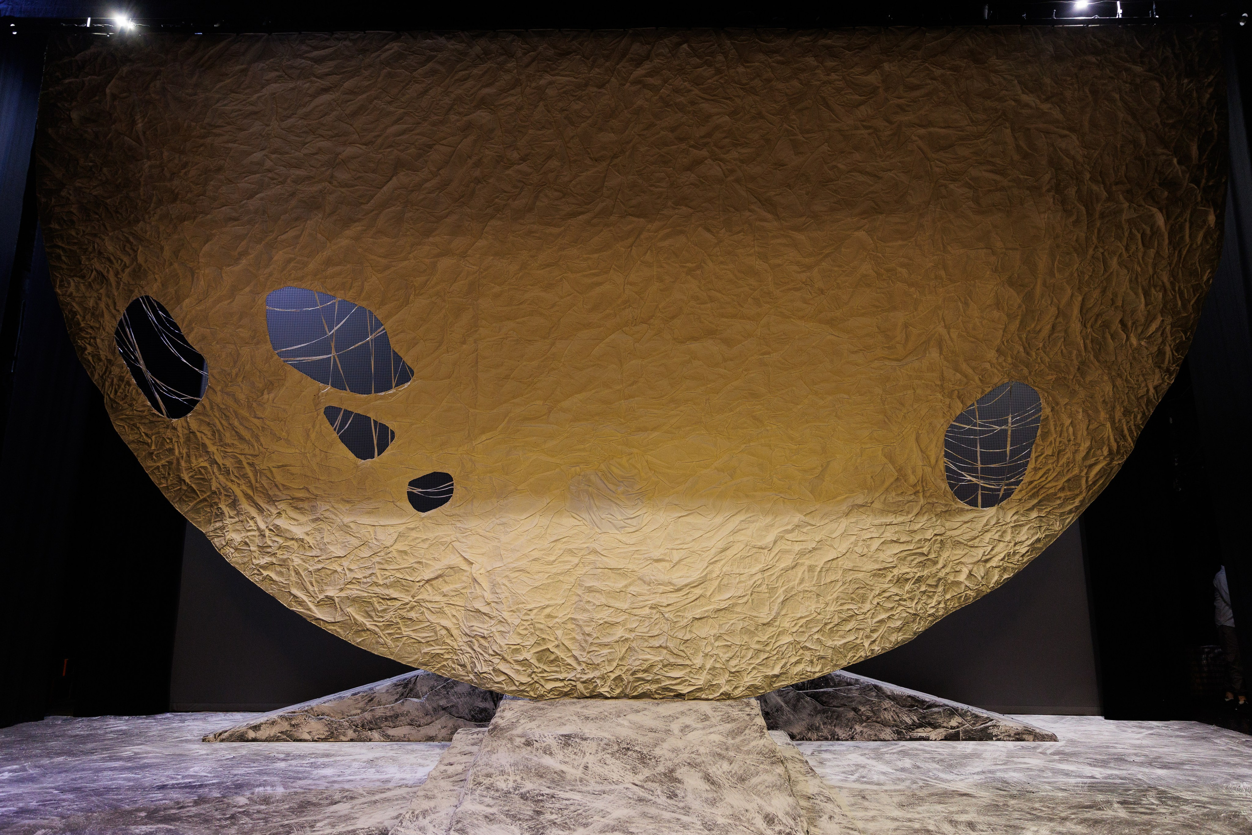 Декорации для спектакля «Полярная болезнь» | Театр Комиссаржевской. История занавеса. Превращаем идею в технологию