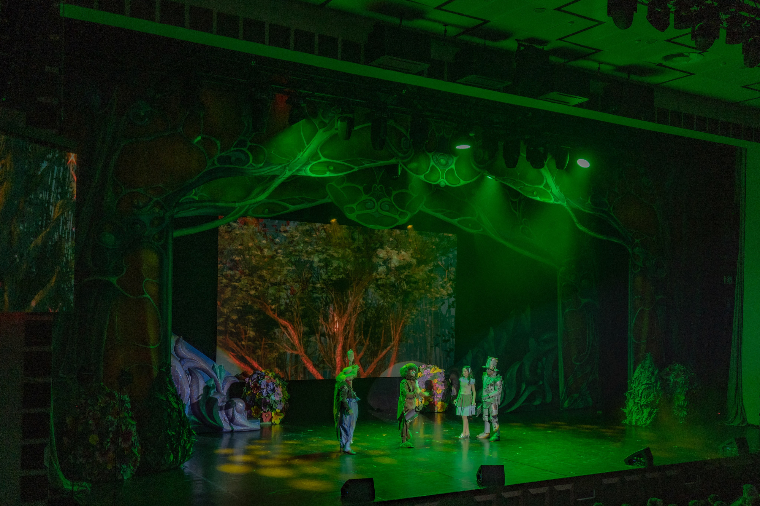 «Изумрудный город» музыкально-цирковое шоу. Московский молодежный центр «Планета КВН». История занавеса. Превращаем идею в технологию