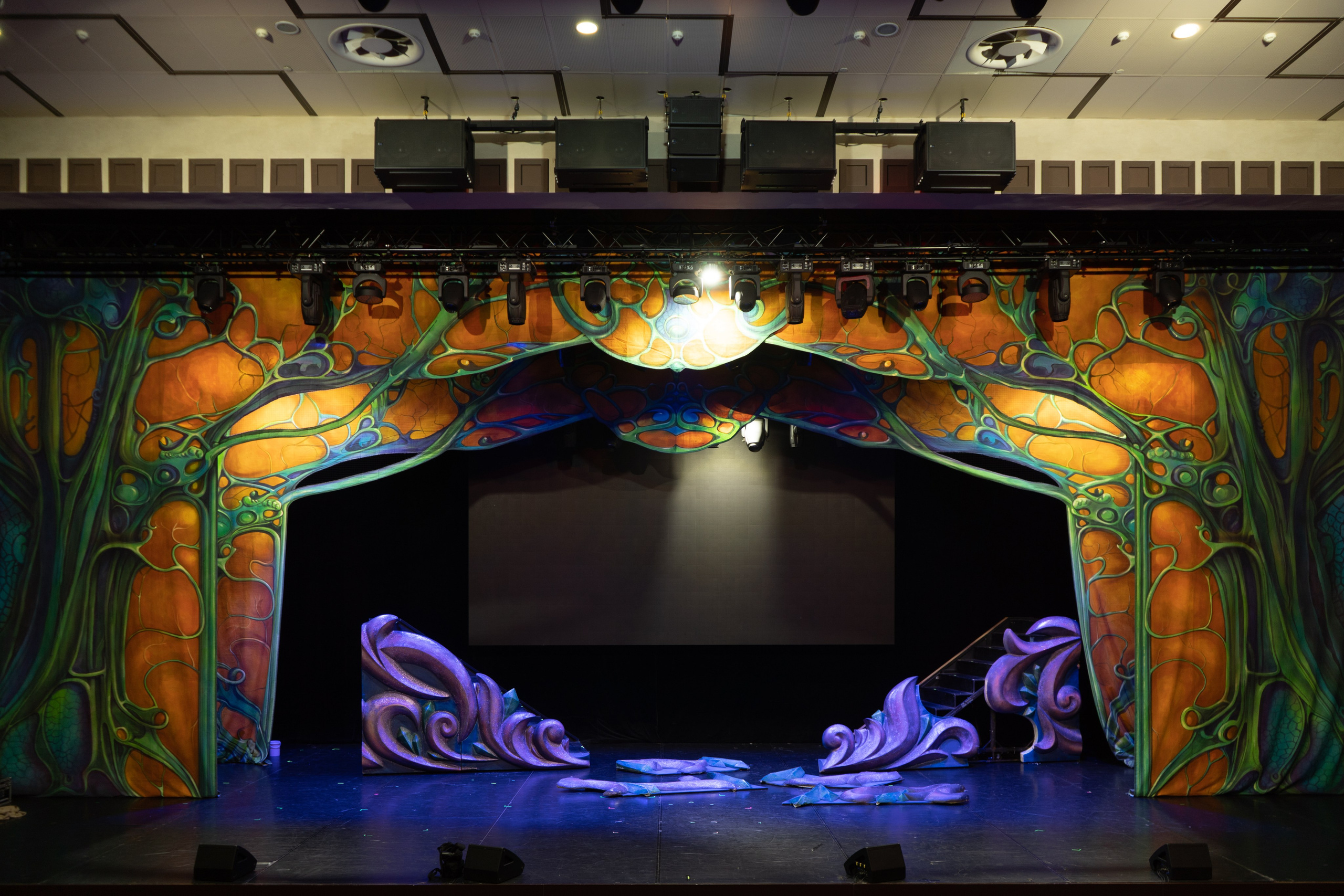 «Изумрудный город» музыкально-цирковое шоу. Московский молодежный центр «Планета КВН». История занавеса. Превращаем идею в технологию