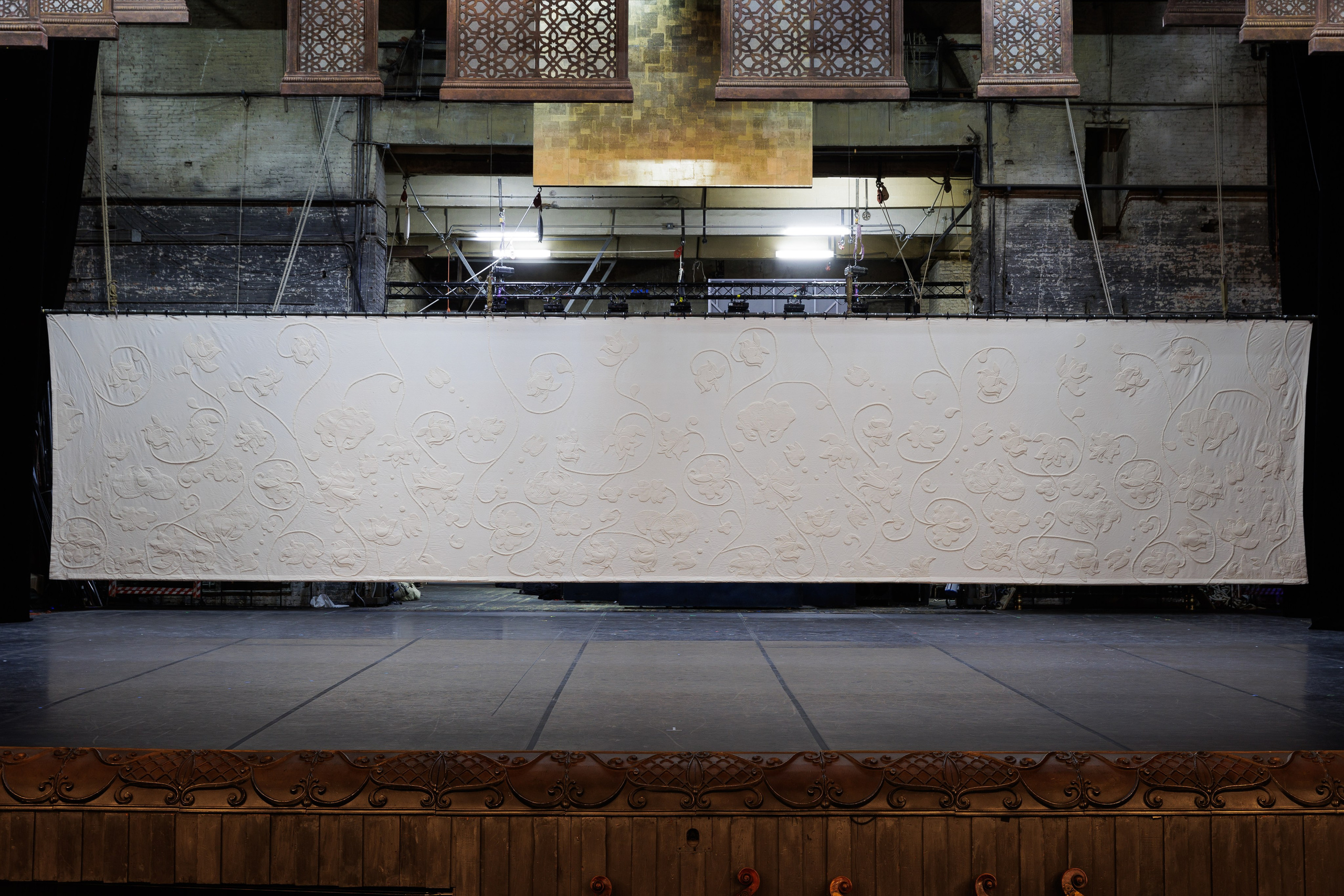 Объемная и прорезная аппликация на театральных декорациях. История занавеса. Превращаем идею в технологию