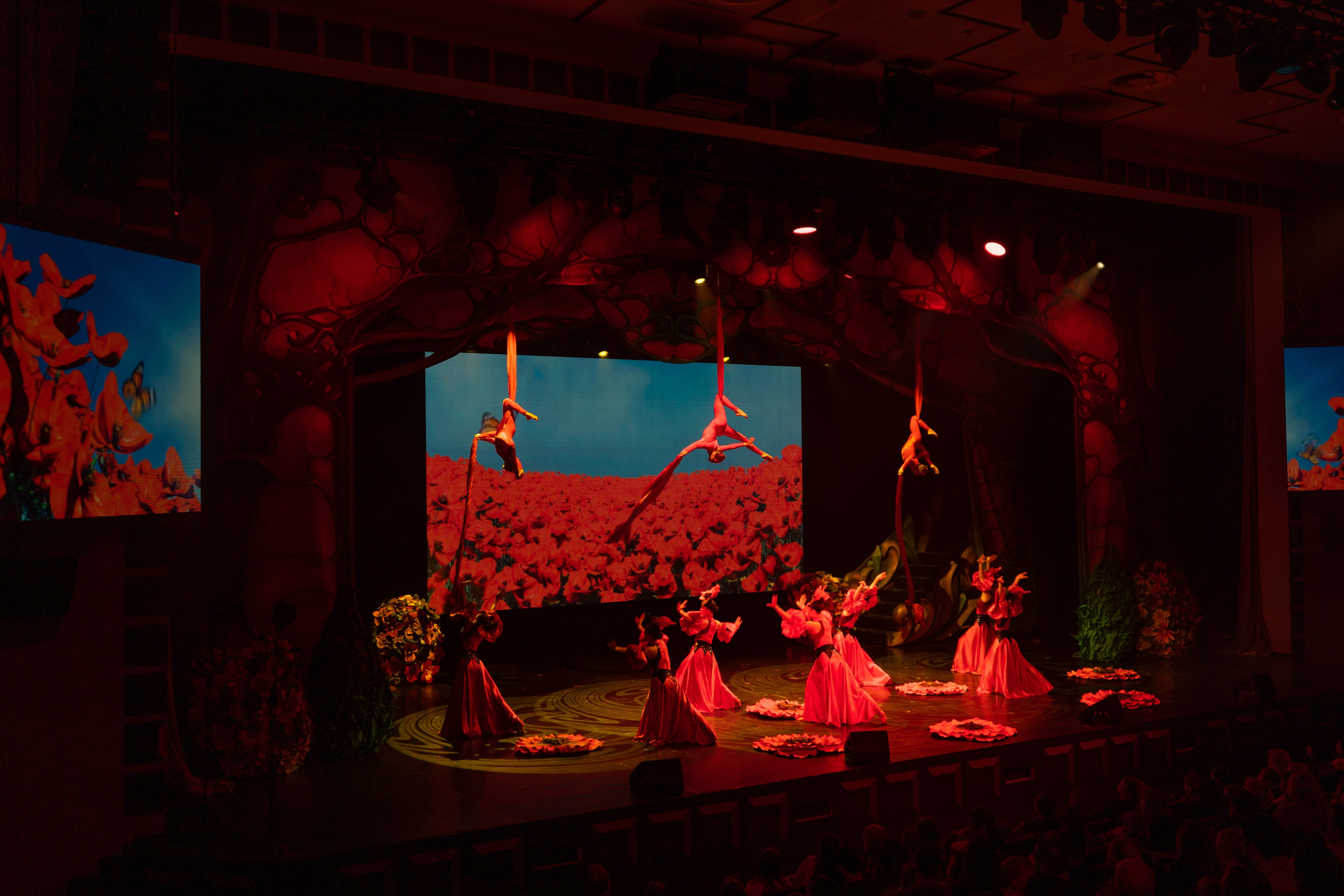 «Изумрудный город» музыкально-цирковое шоу. Московский молодежный центр «Планета КВН». История занавеса. Превращаем идею в технологию