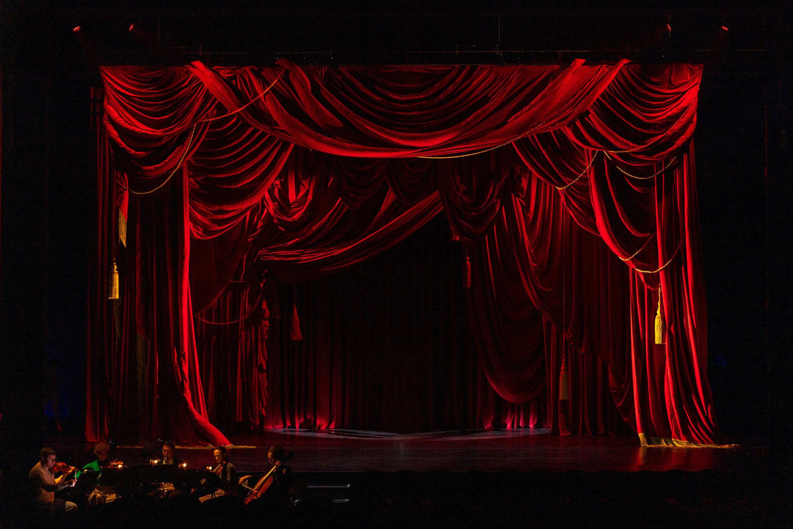 Пошив театральных занавесов и мягких декораций на заказ | Кулисы, падуги, задники. История занавеса. Превращаем идею в технологию