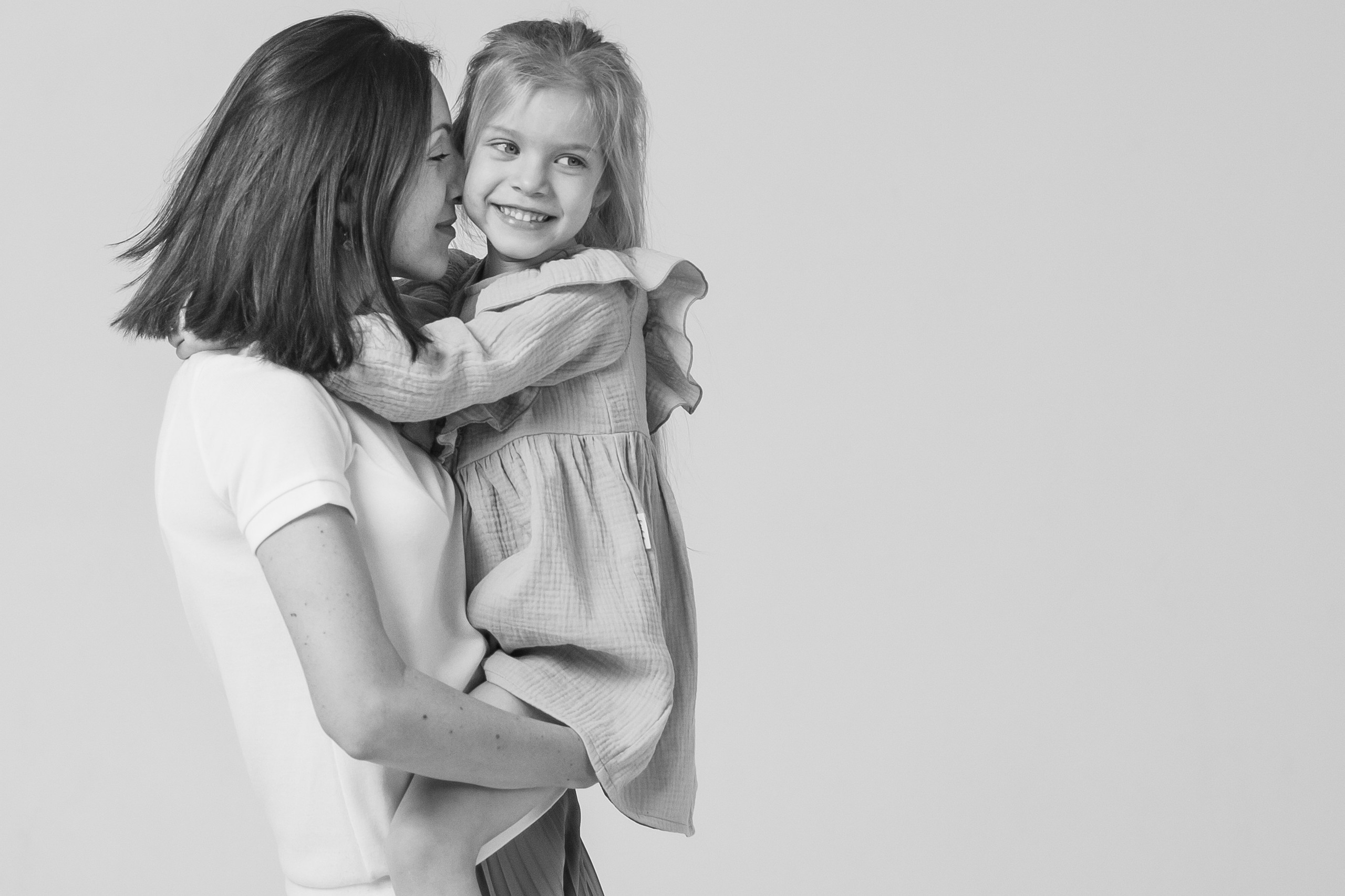 Минималистичная студийная семейная фотосессия