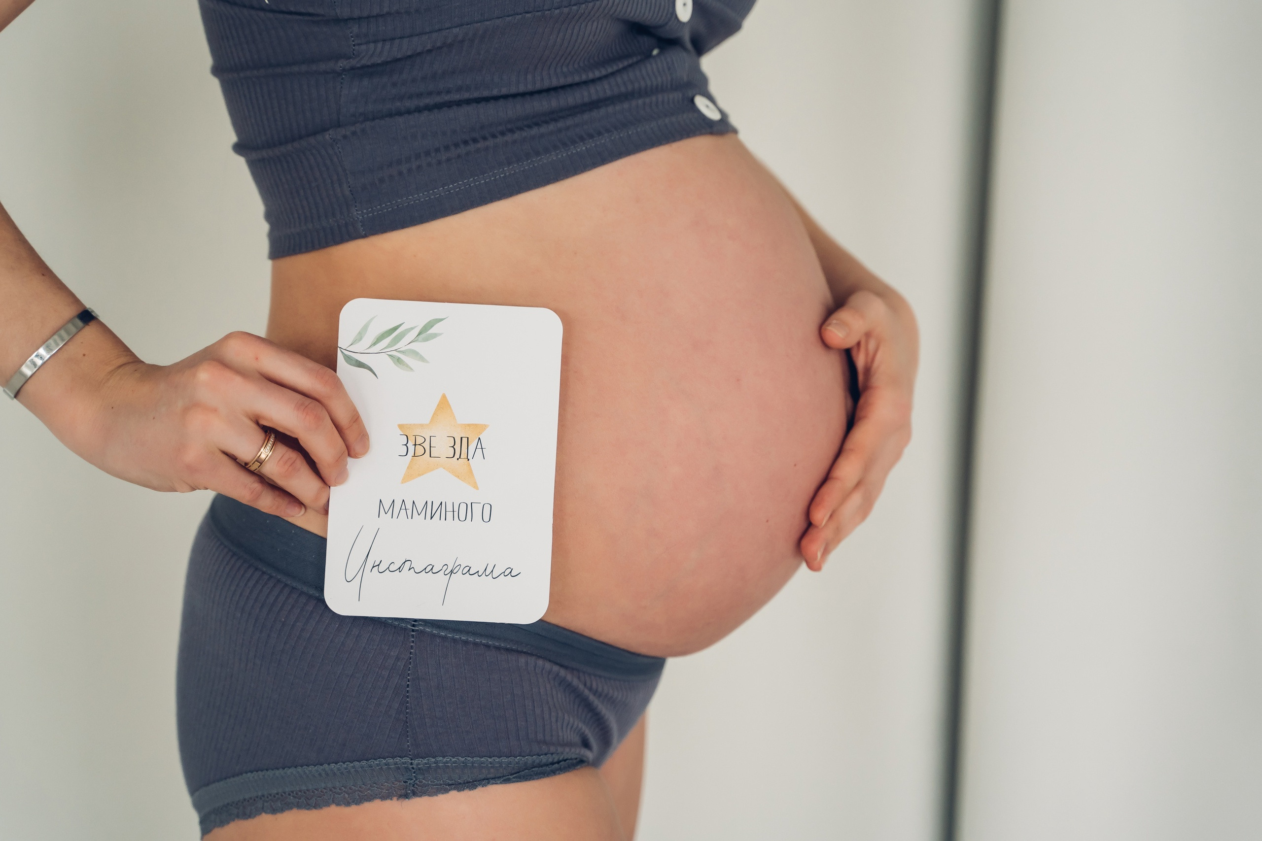 Фотосессия беременности в студии: ждём малыша.