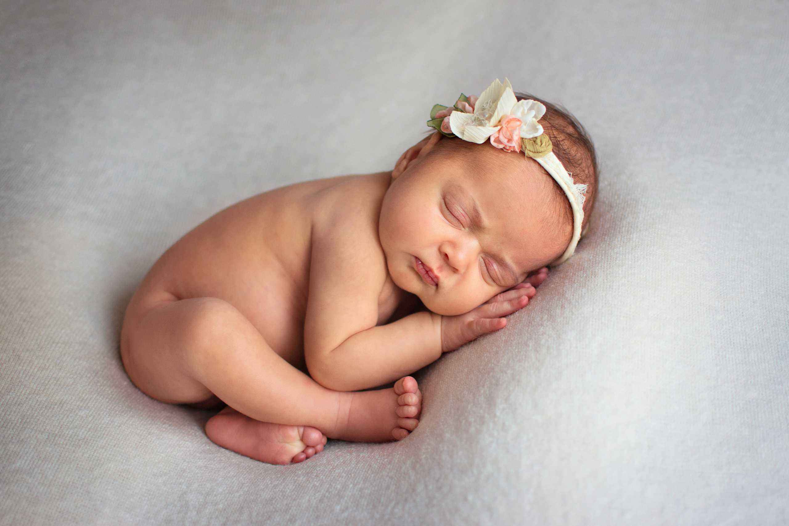 На фонах на специальной стойке