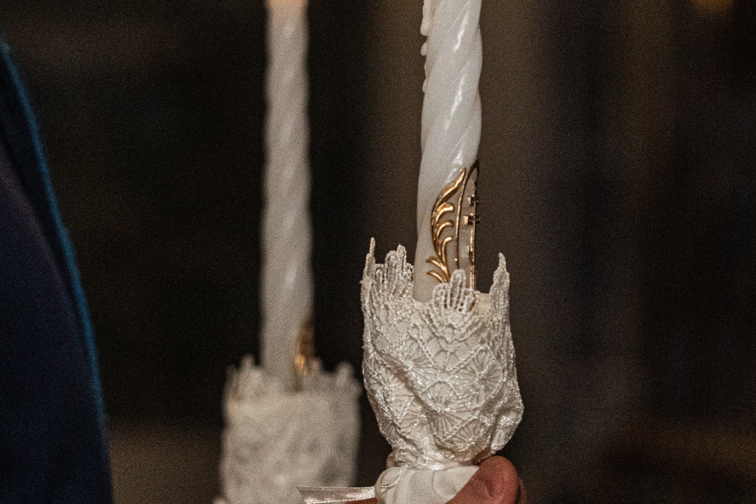 Муж и жена держат свечи во время церемонии Венчания в Главном храме ВС РФ