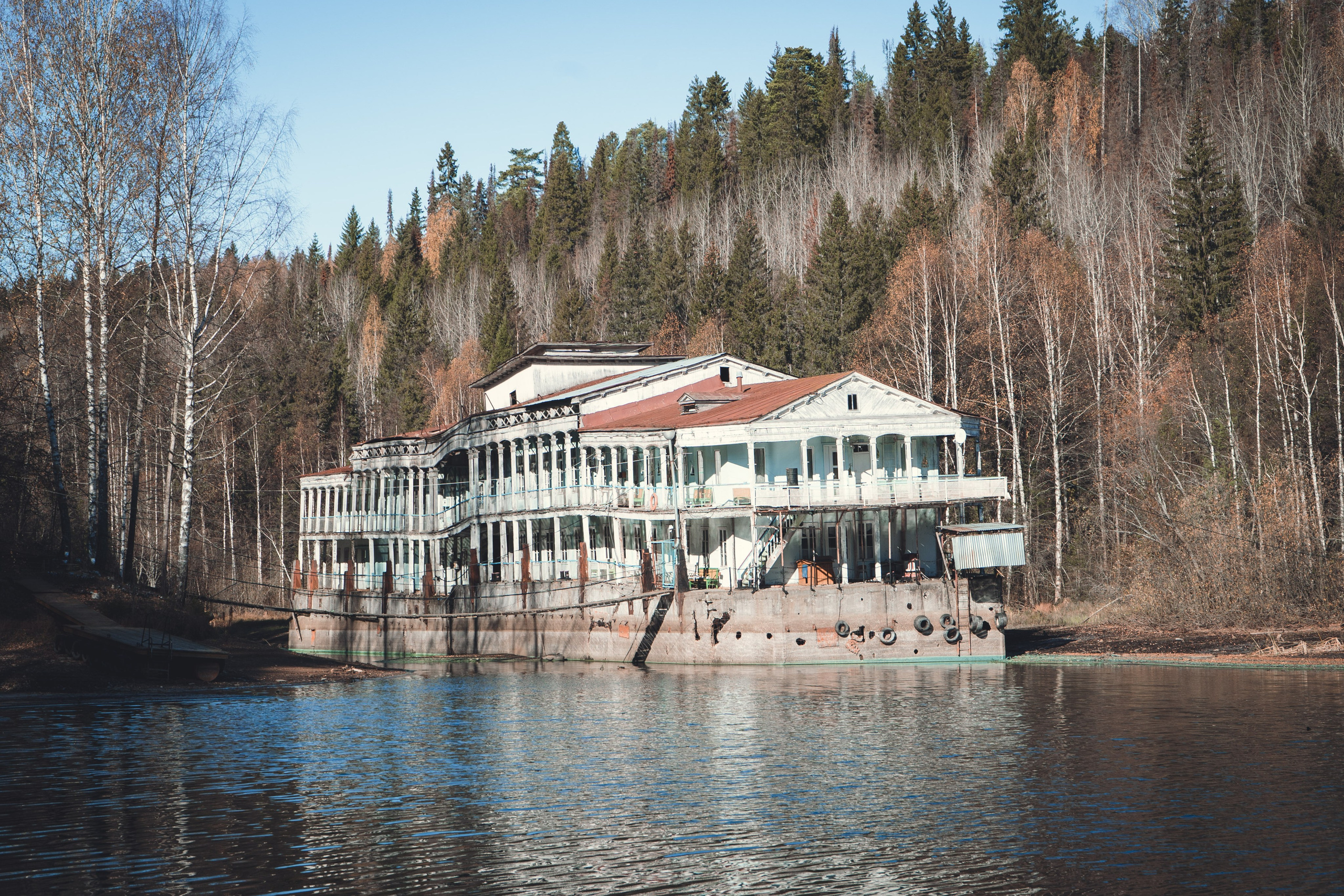 Затаившийся дебаркадер Верхняя Хохловка