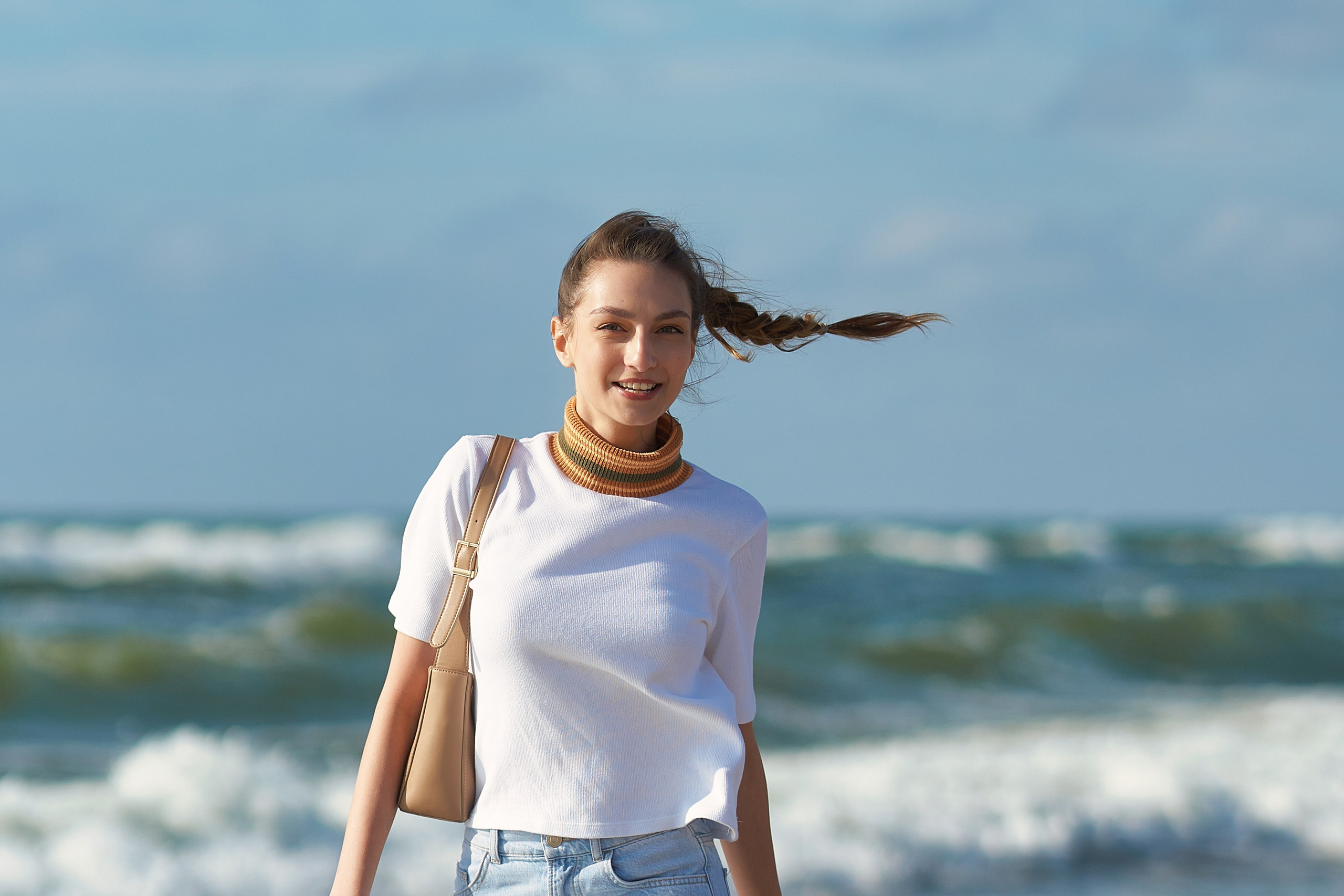 Радость. Девушка и море