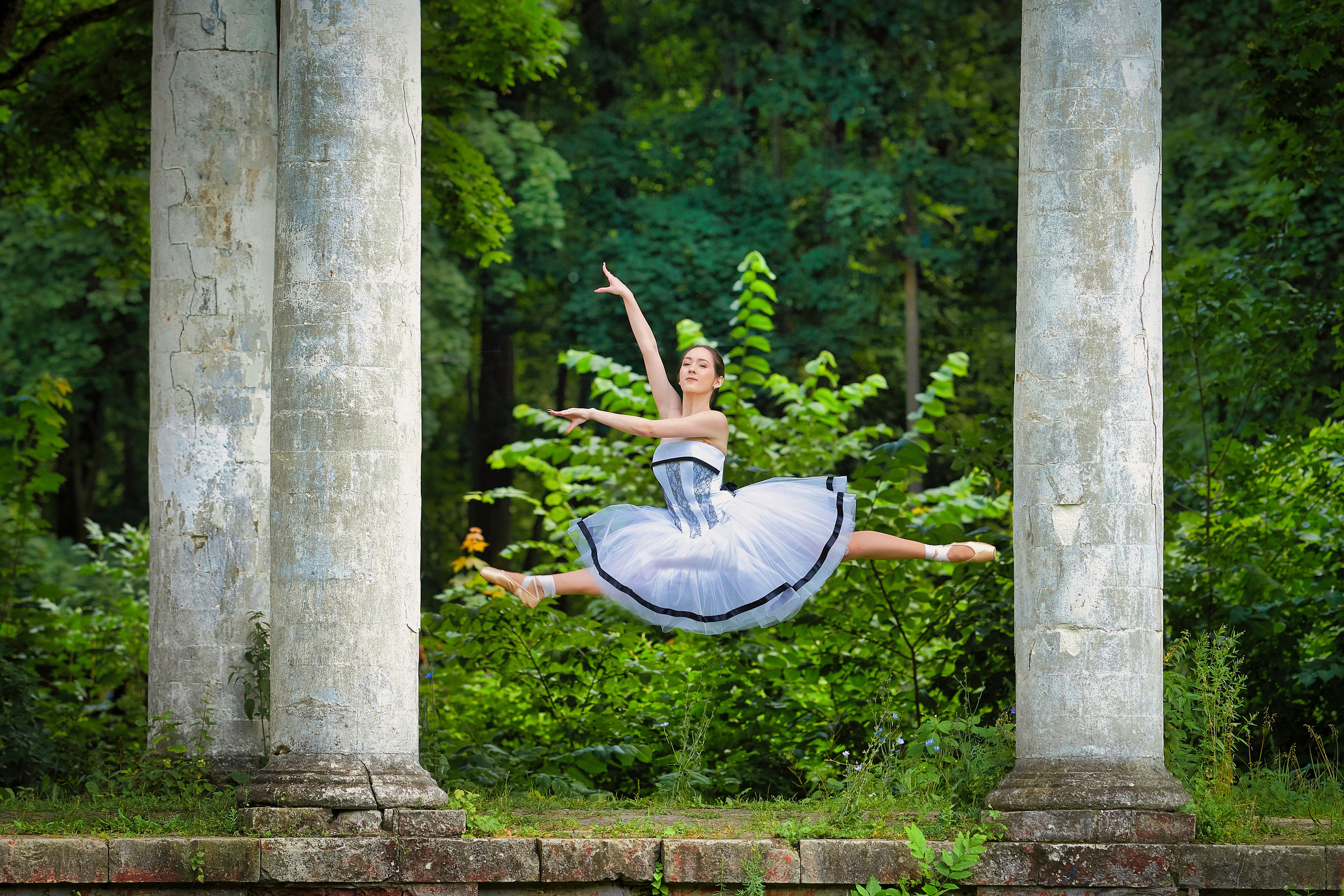 Балерина в  старинной усадьбе.