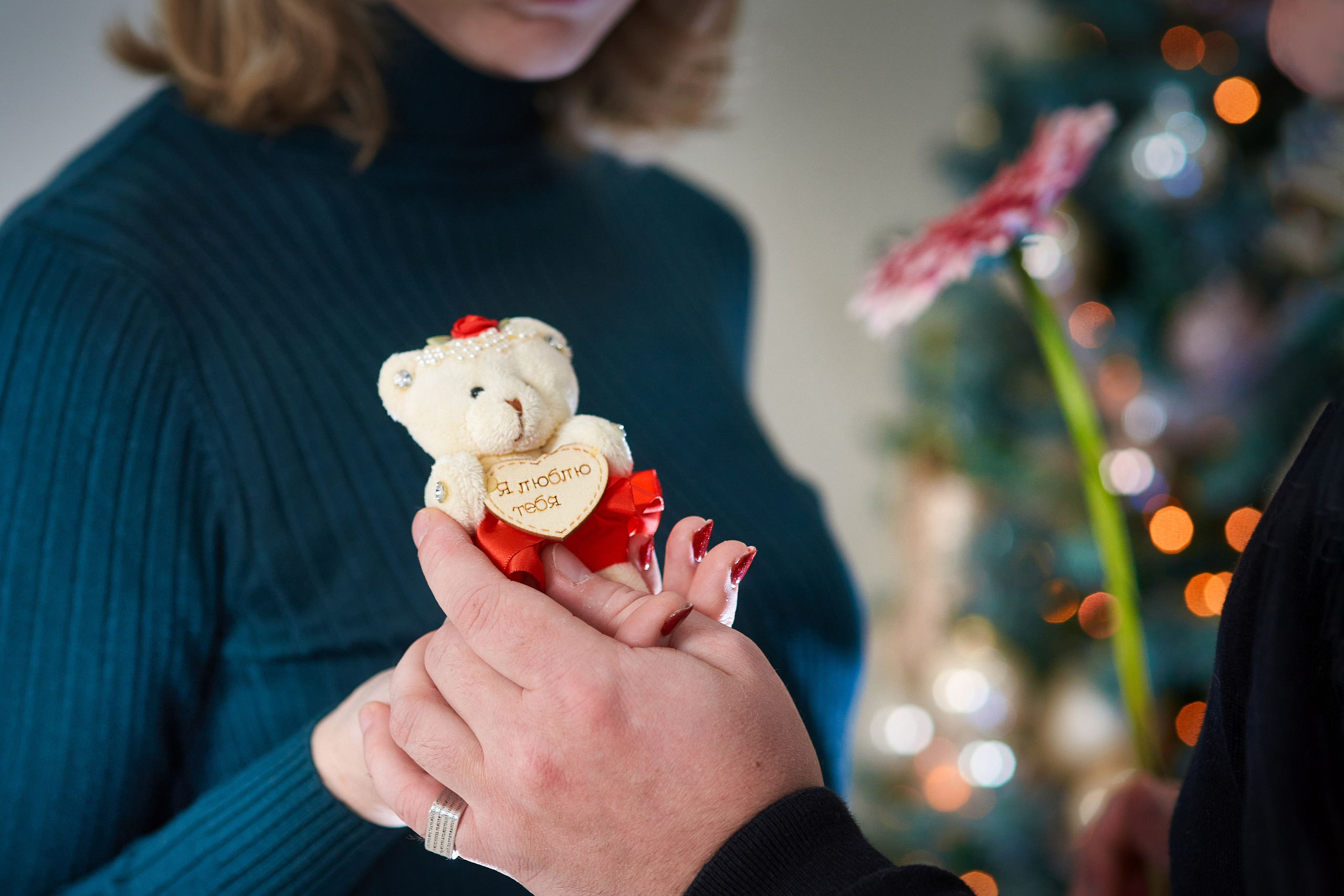 Новогодняя история. Семья у ёлки.