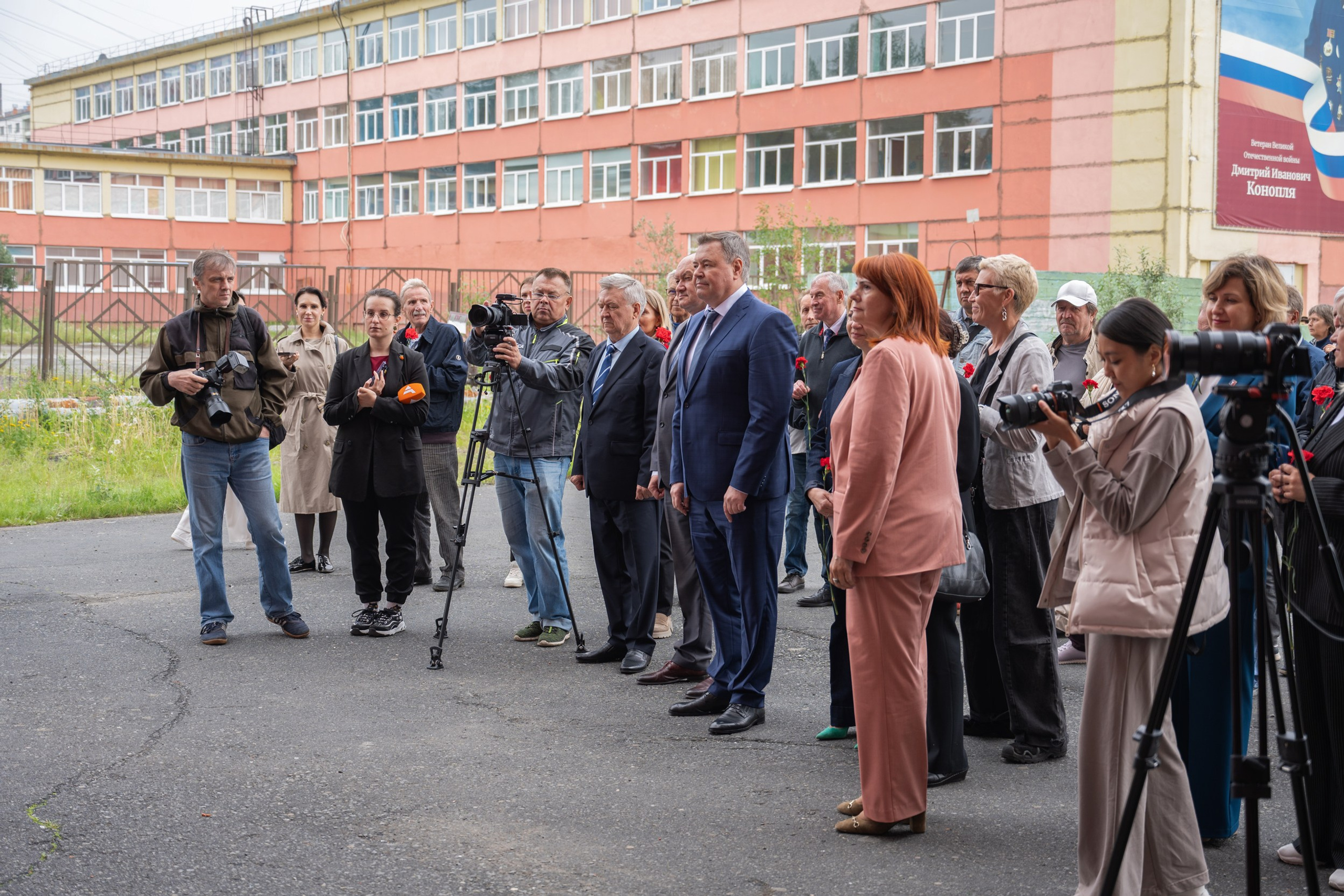 [17.05.25] Открытие мемориальной доски в честь Механика Владимира Петровича (Полярная, 1)