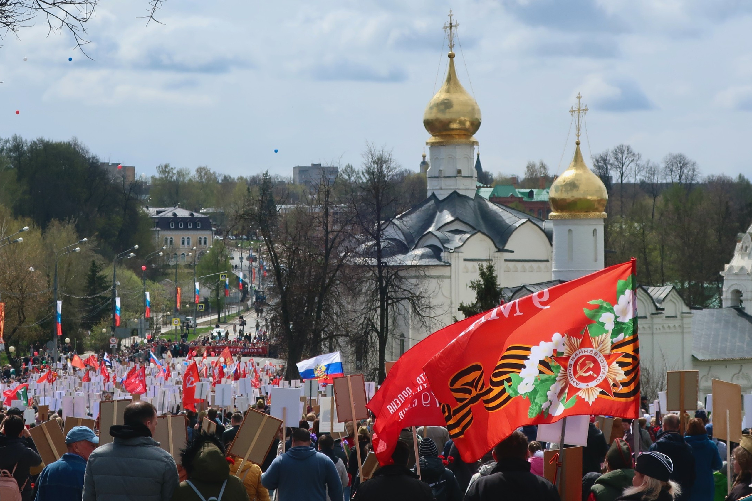 #17: 9&nbsp;мая, Бессмертный полк, Лавра и&nbsp;Келарский пруд