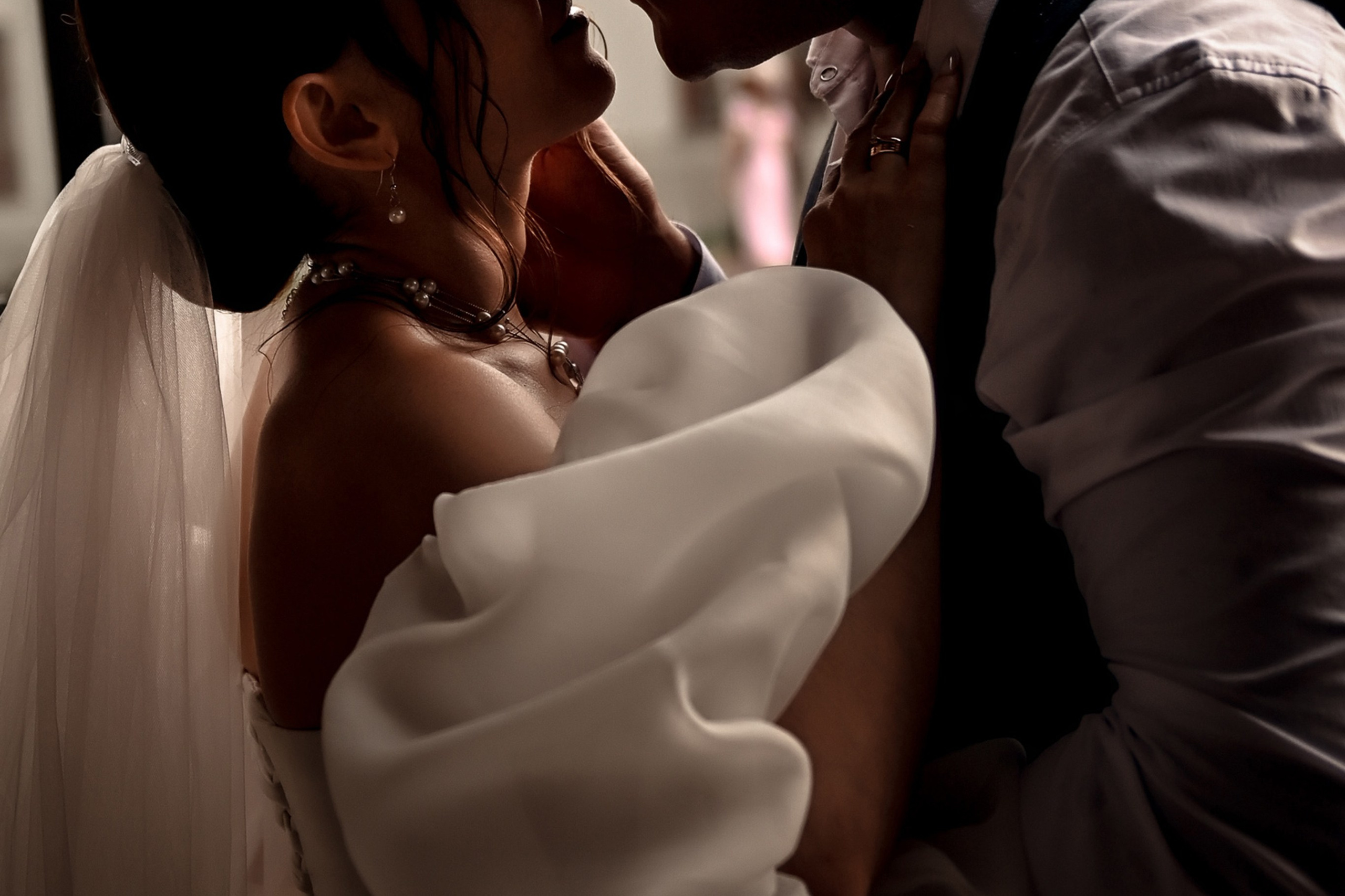 Небольшая свадебная серия в музее и прогулкой под дождем Эльмиры и Ризата