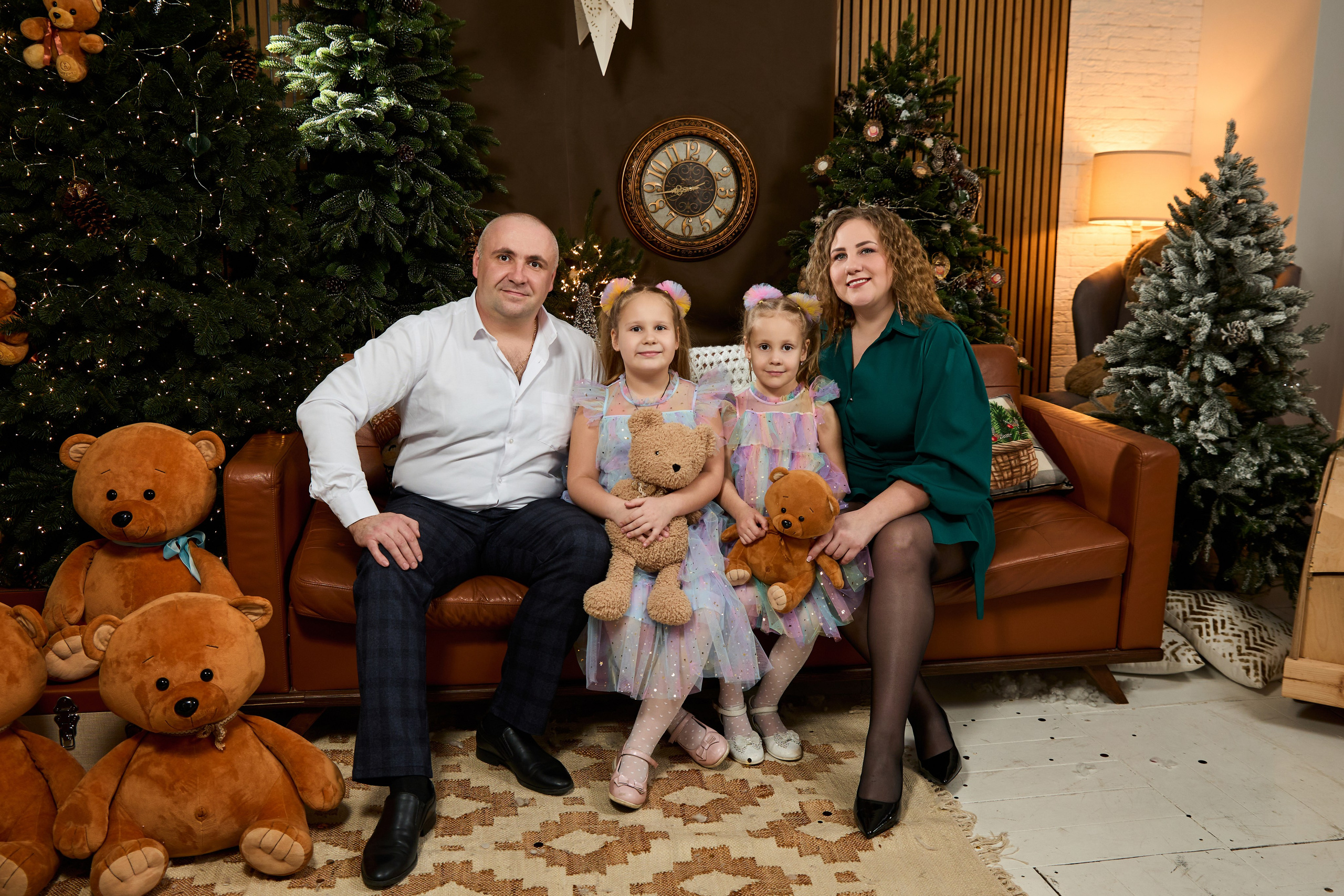 СЕМЕЙНАЯ НОВОГОДНЯЯ ФОТОСЪЕМКА В&nbsp;СТУДИИ