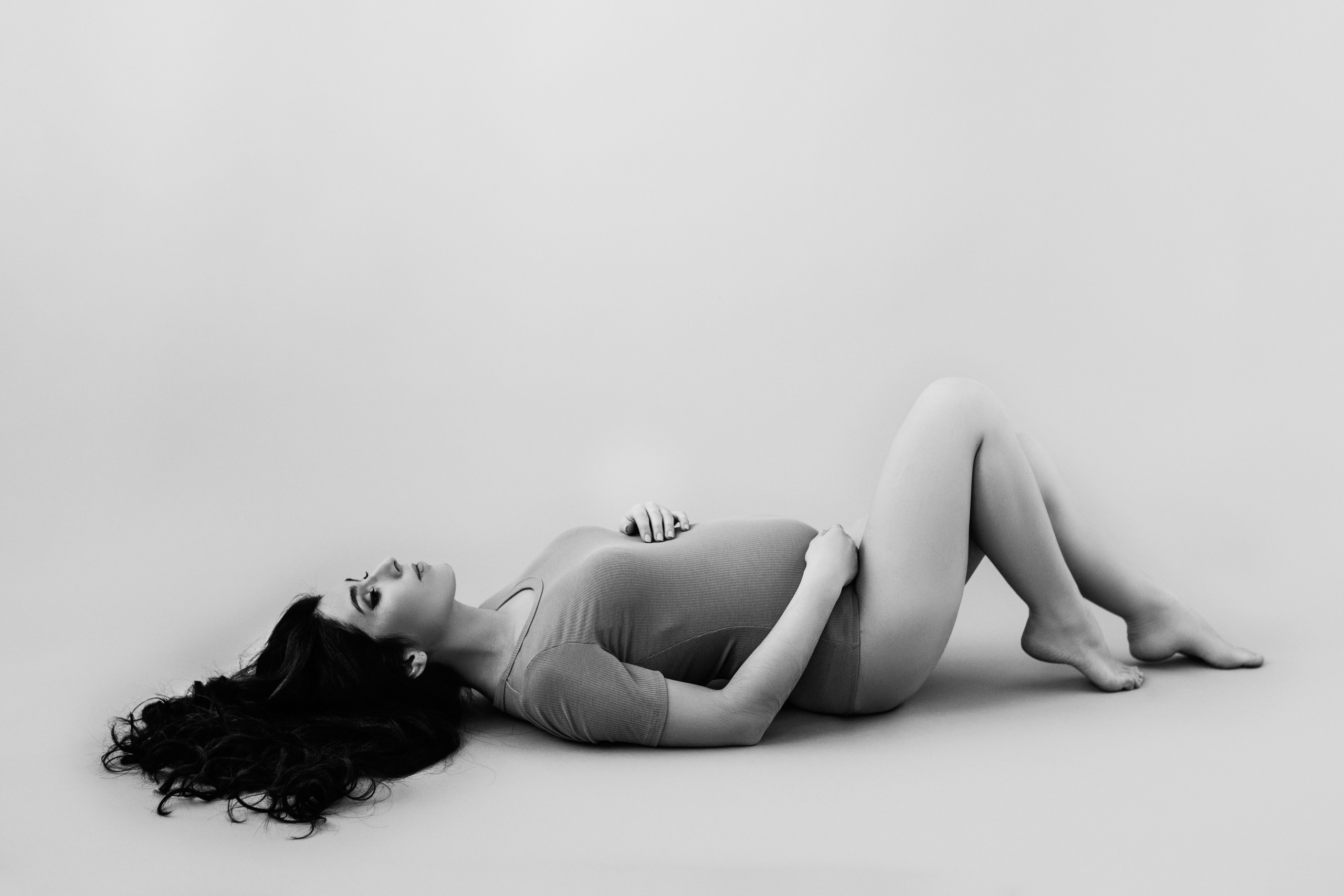 Беременность. Студия. Минимализм.