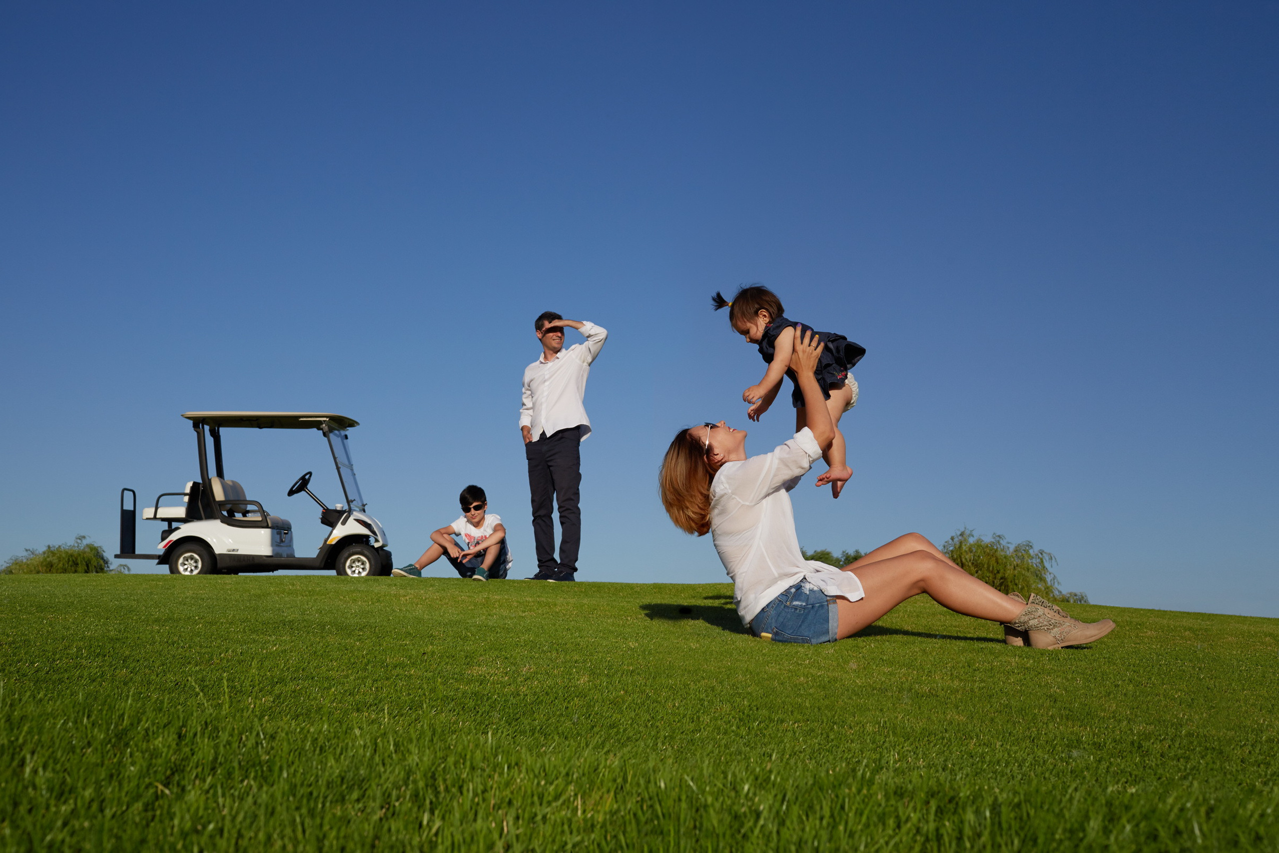 Вадим и его семья. Прогулка по гольф-клубу