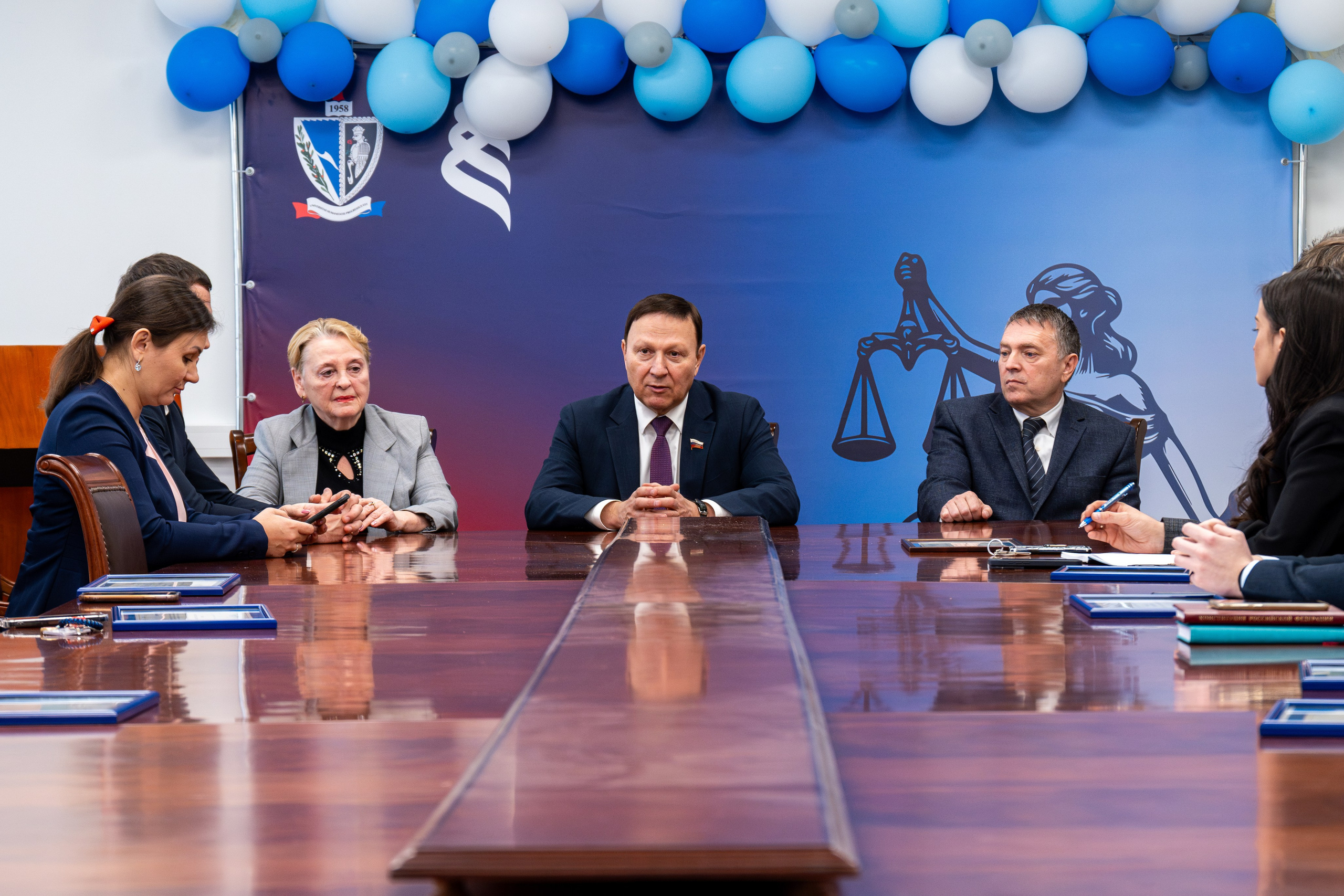 Встреча студентов и&nbsp;сотрудников ДВФУ с&nbsp;сенатором РФ&nbsp;Александром Роликом в&nbsp;День юриста