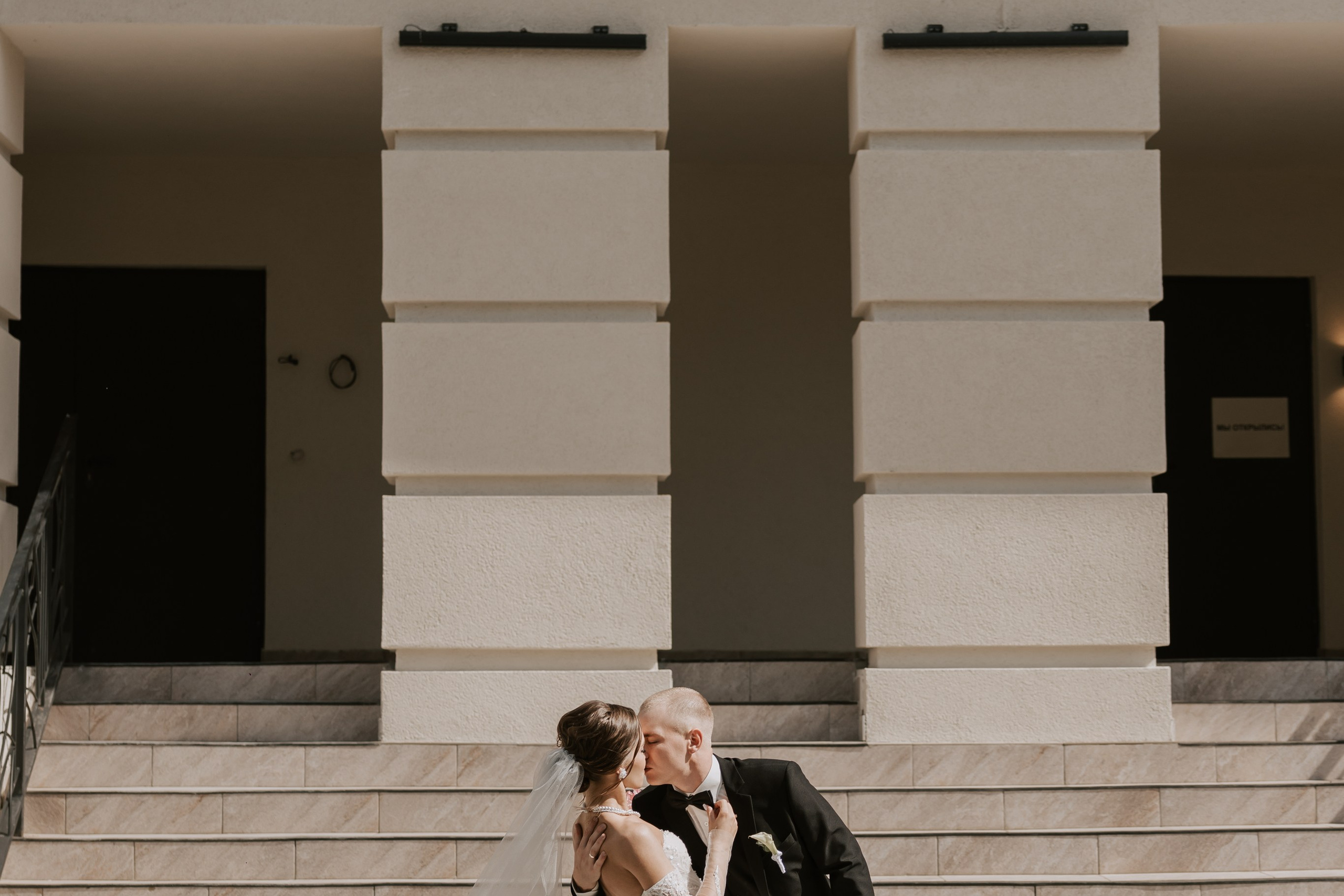 Тренд 2026 фотосессия молодожёнов на улице города