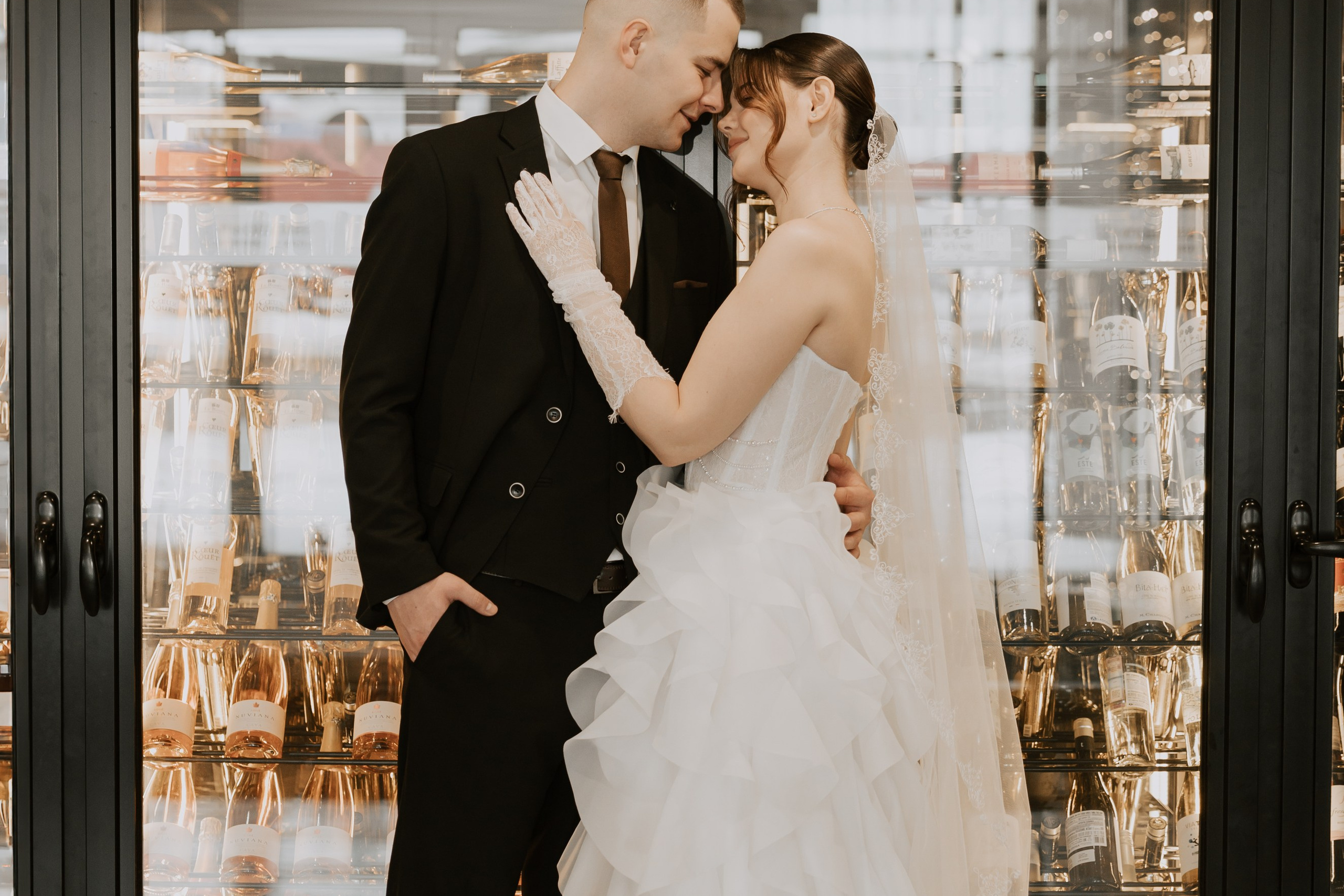 Фотосессия свадьбы в бар-ресторане Nerpa в отеле Radisson в Ульяновске