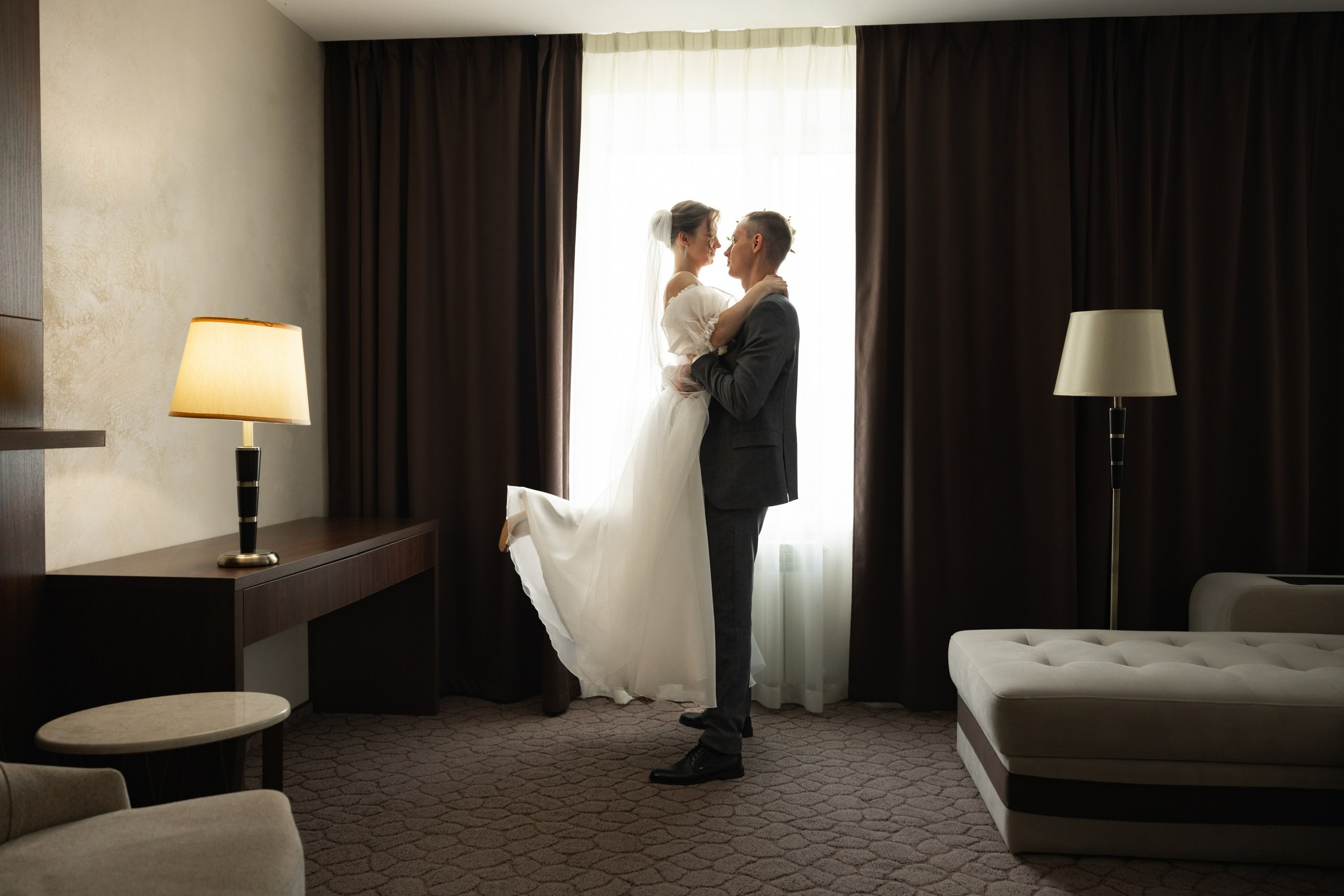 Фотосессия свадьбы утром тренд 2026