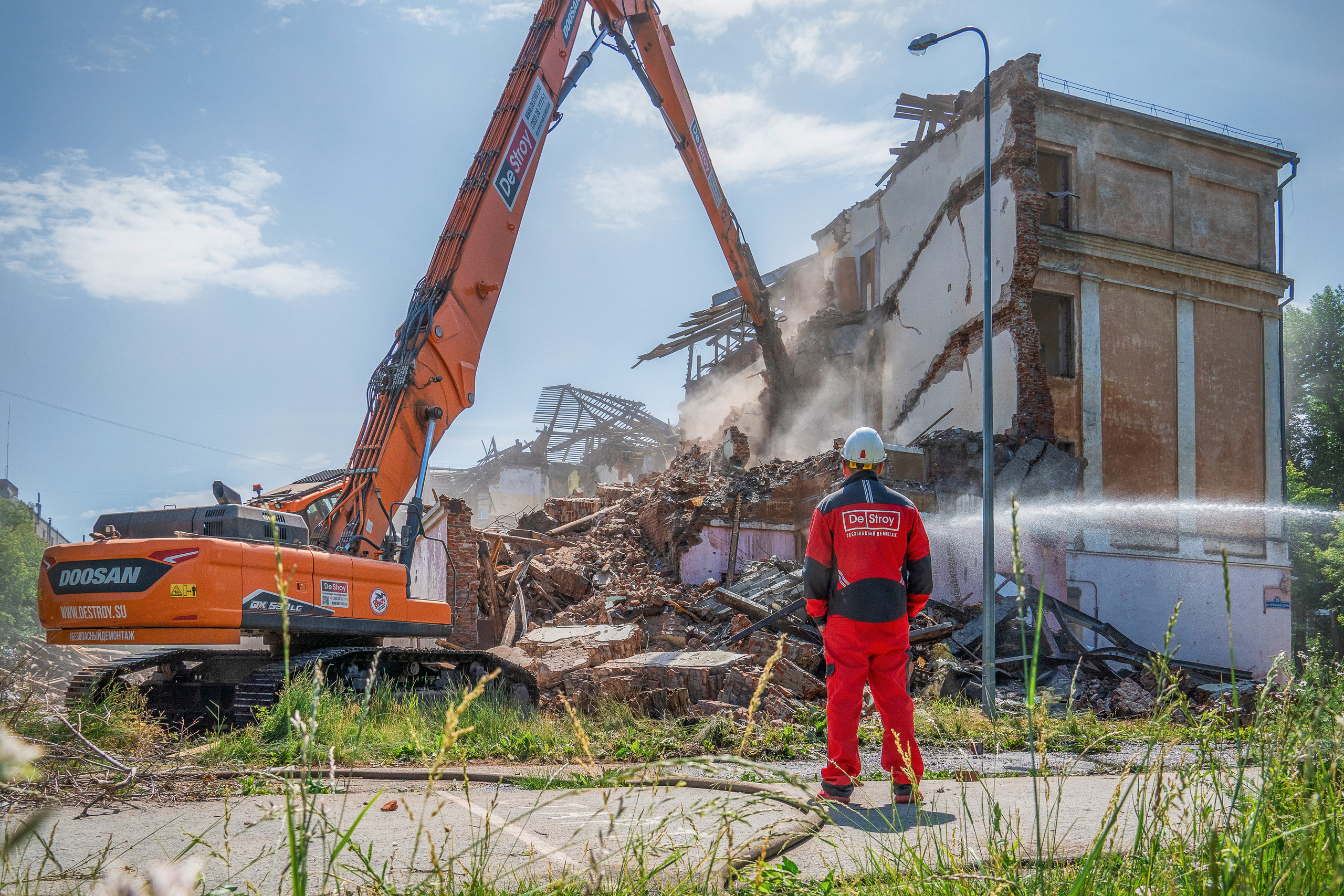 Снос здания школы на улице Красных Зорь