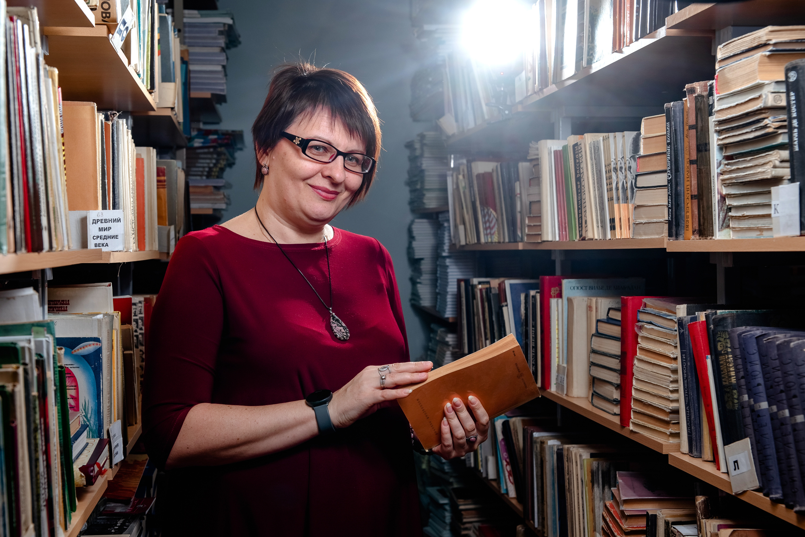 В библиотеке.