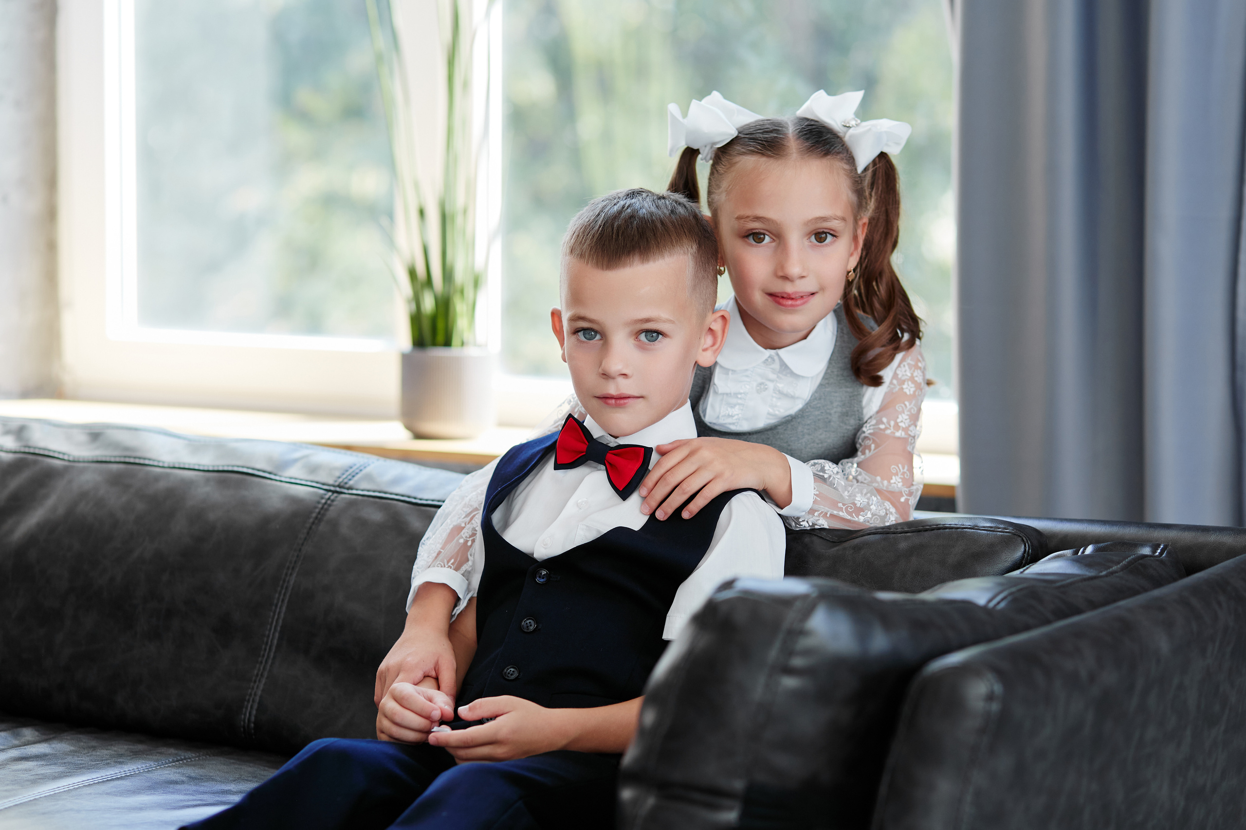 Семейная фотосессия в фотостудии ART ROOM зал Тёмный