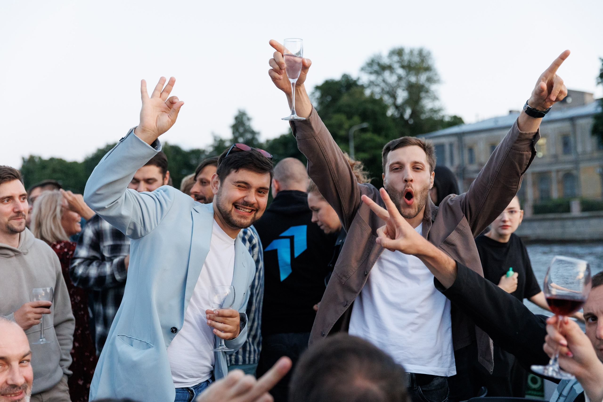 На теплоходах музыка играет