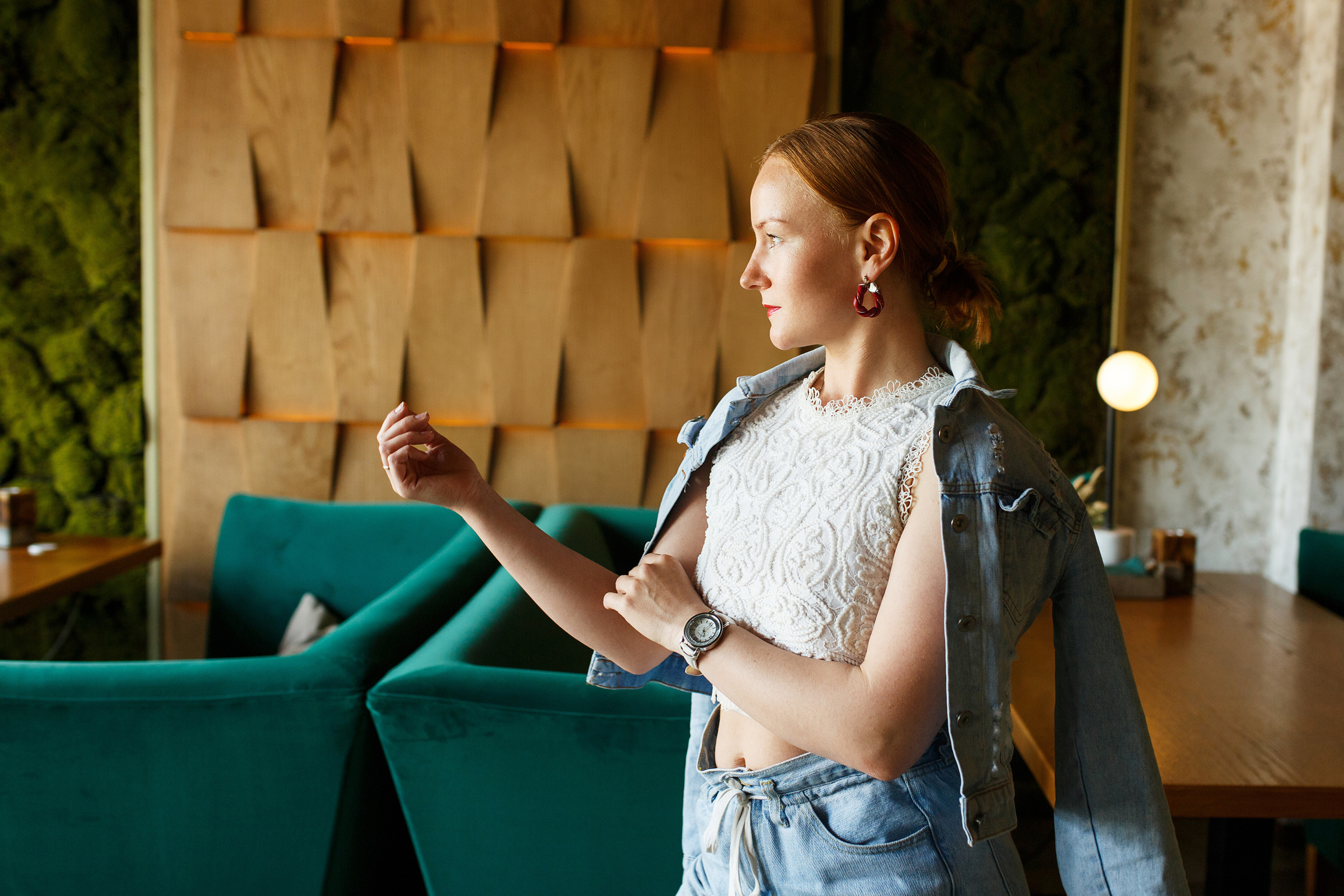 Катя в кафе