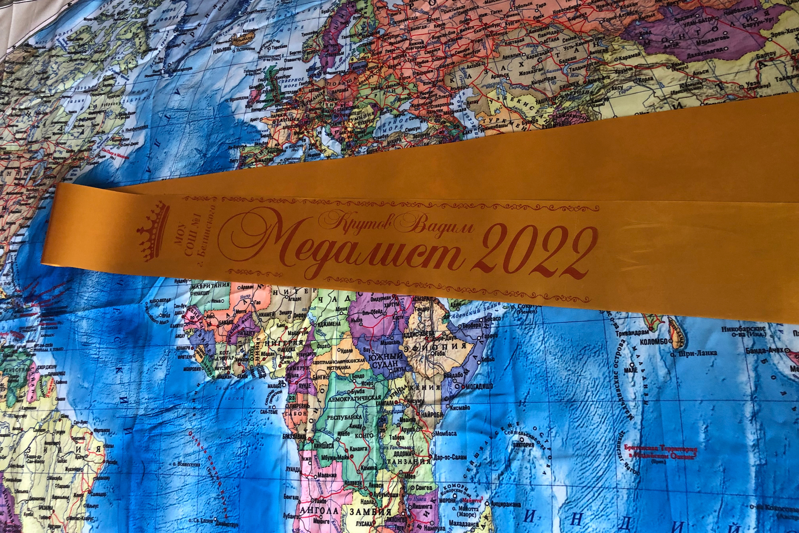 ЛЕНТЫ НА ВЫПУСКНОЙ. ВЫПУСКНЫЕ АЛЬБОМЫ И ФОТОКНИГИ