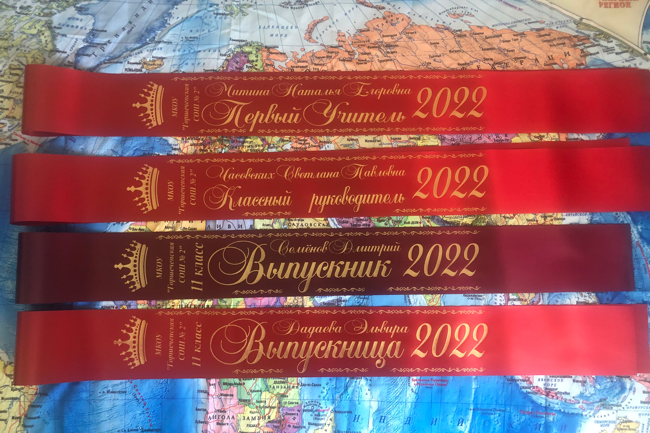 ЛЕНТЫ НА ВЫПУСКНОЙ. ВЫПУСКНЫЕ АЛЬБОМЫ И ФОТОКНИГИ