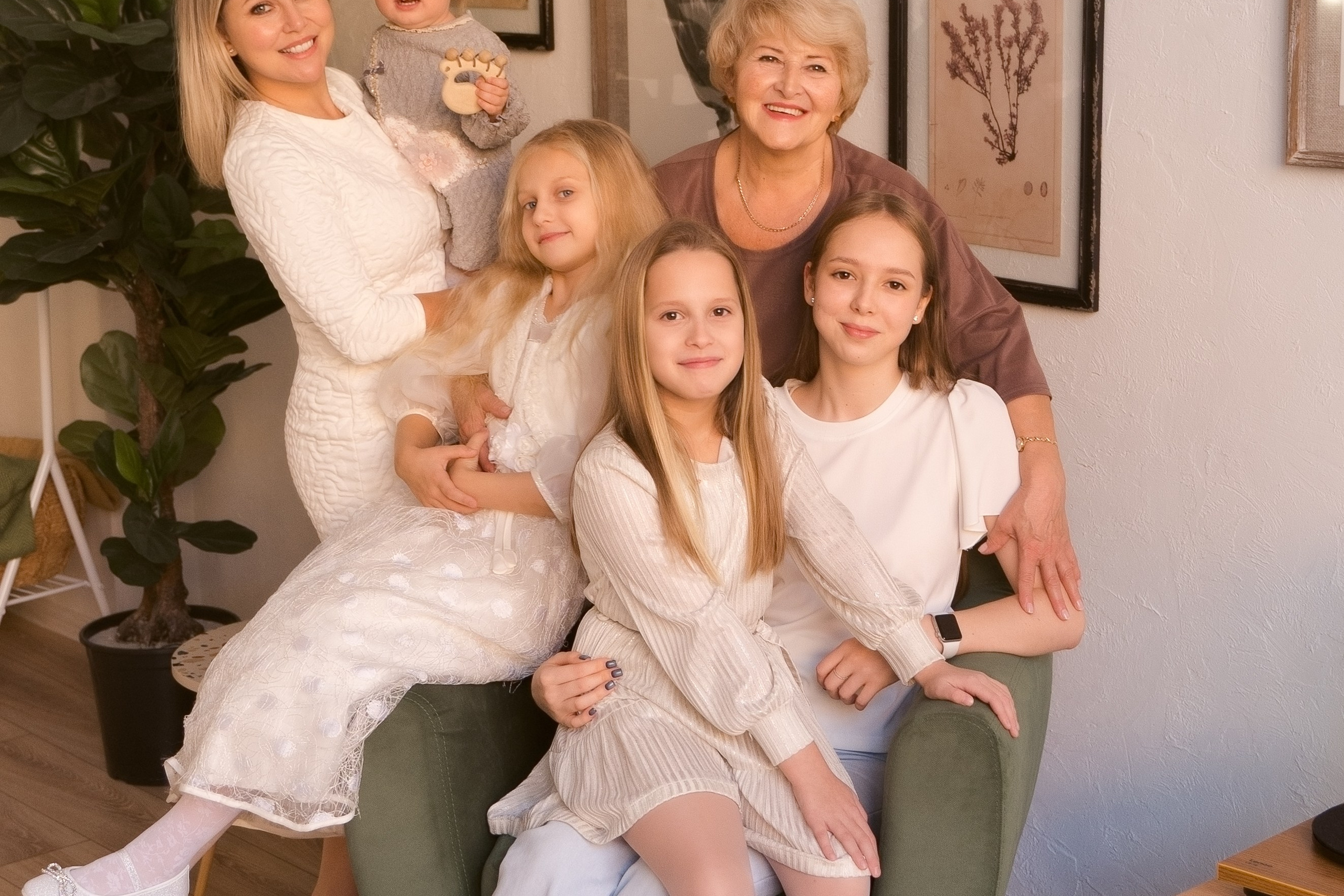 Бабушка и внуки