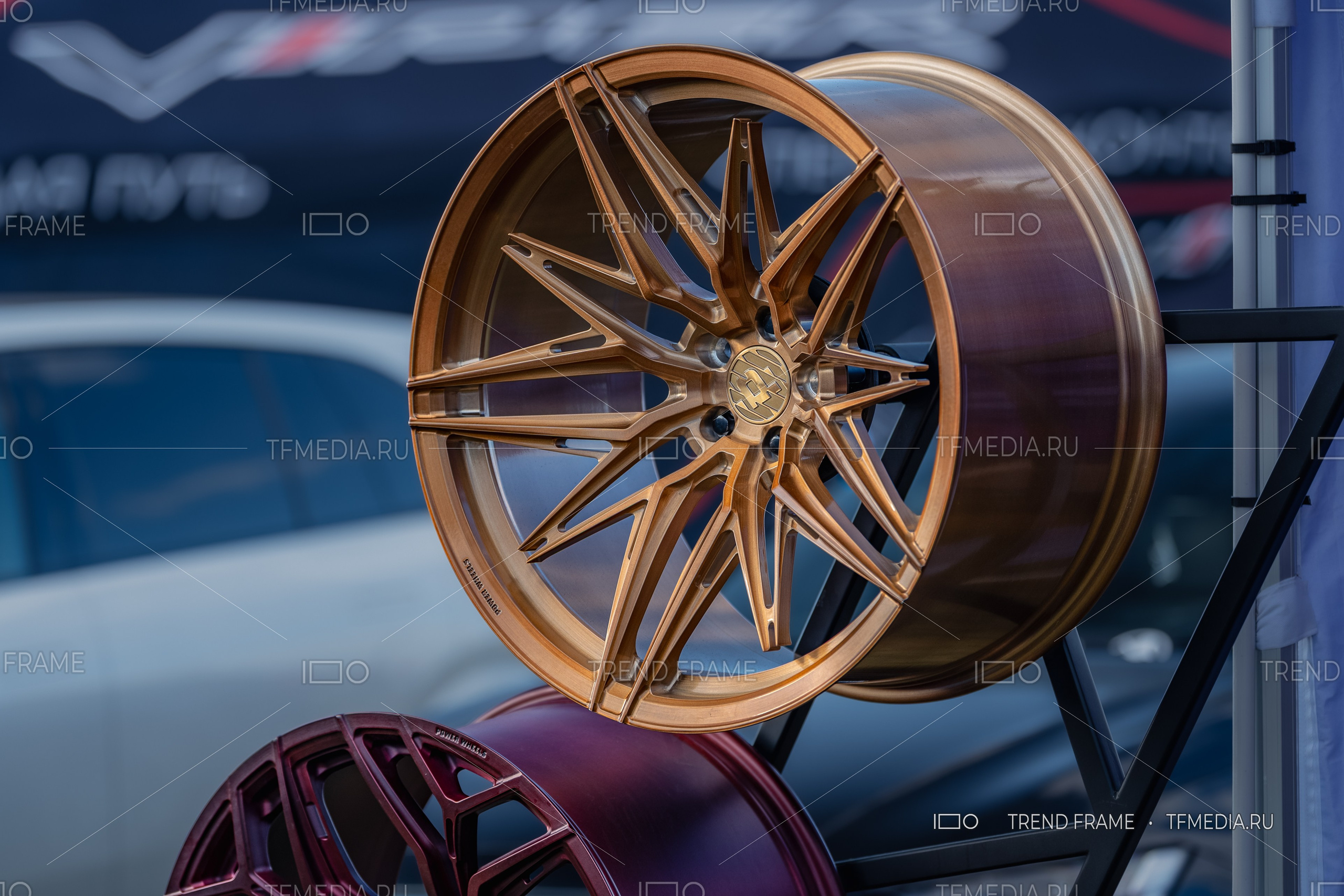 PowerWheels — золотистый кованый диск с многоспицевым дизайном, предметная съёмка, выставка Москва