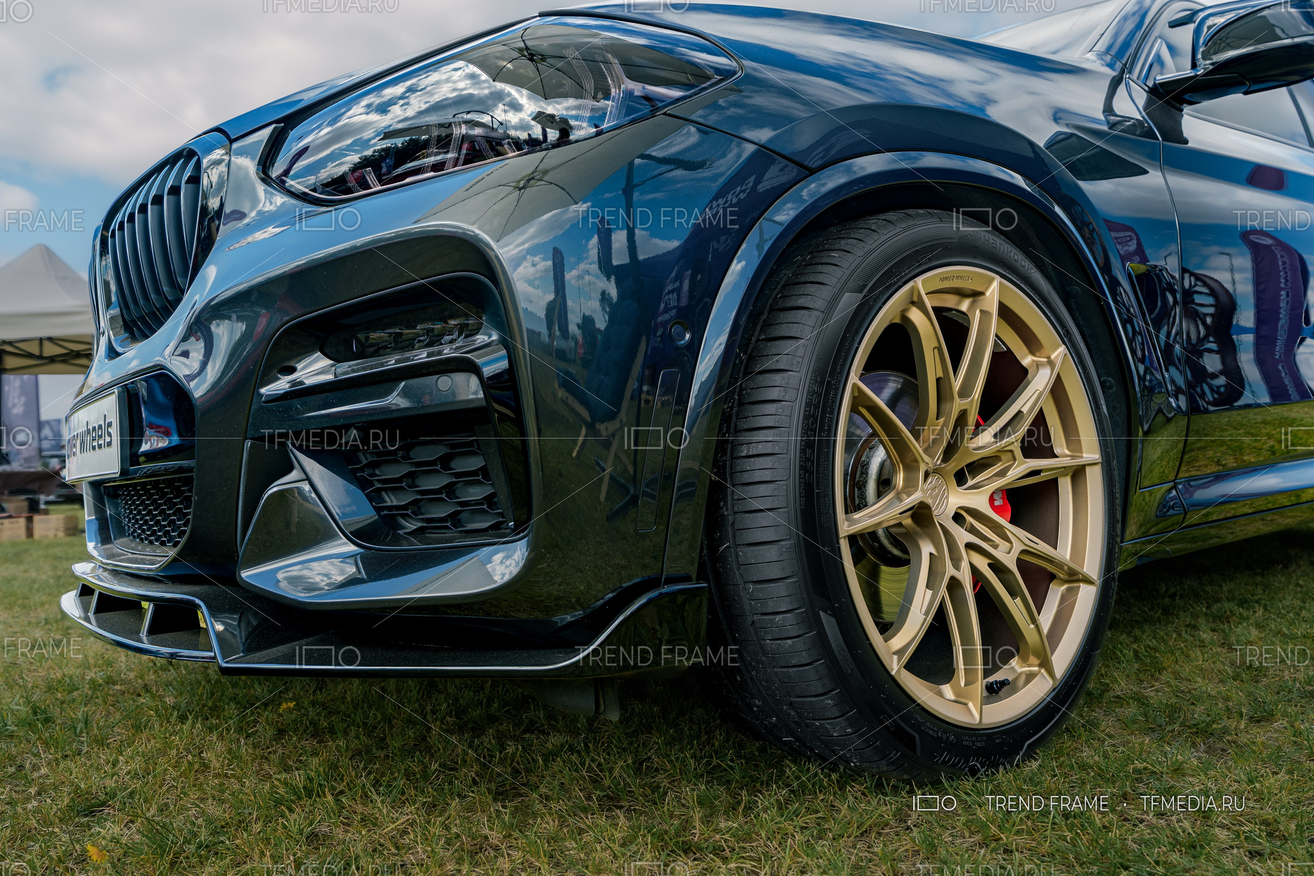 PowerWheels — кованые диски для BMW SUV, золотистое покрытие, боковой фронтальный вид с красным суппортом, Москва