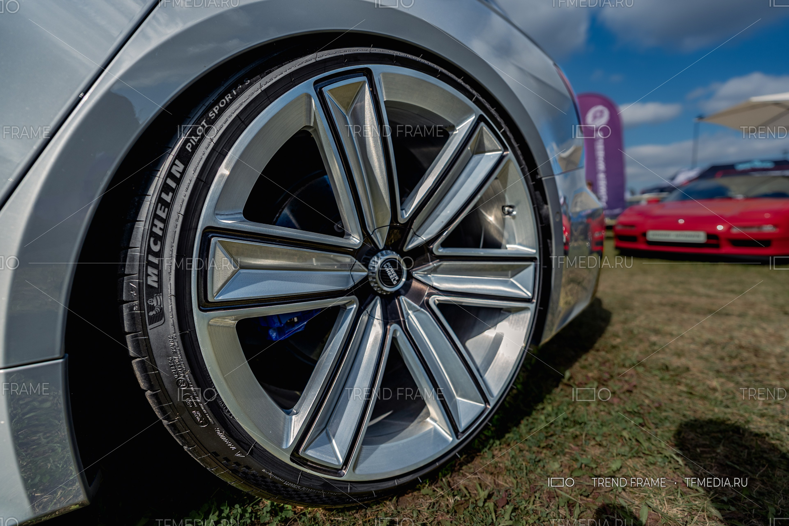 PowerWheels — кованые диски для Audi, хромированное покрытие, крупный план с шиной Michelin Pilot Sport и синим суппортом, Москва