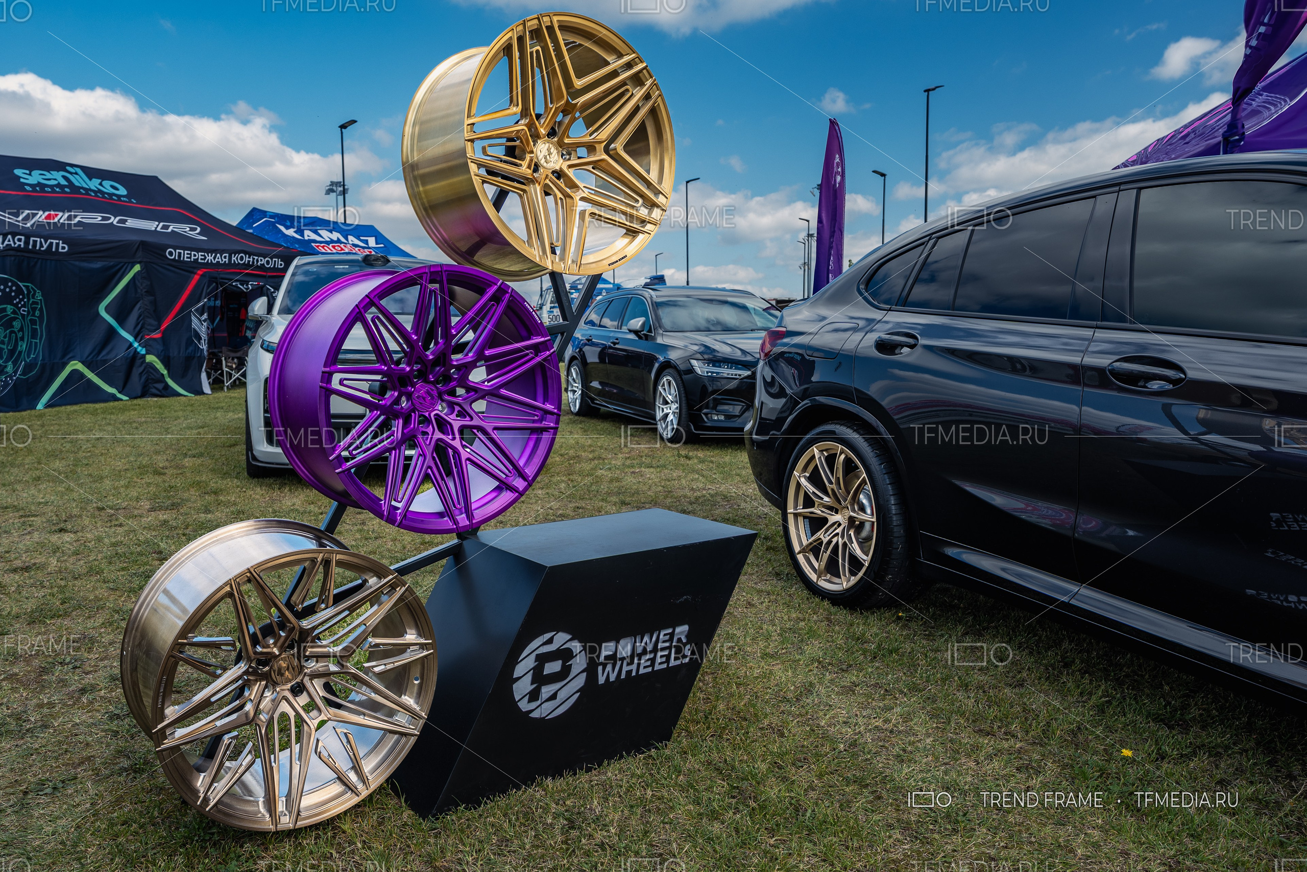 PowerWheels — стенд с коваными дисками и демонстрация на BMW с красными суппортами, выставка Москва