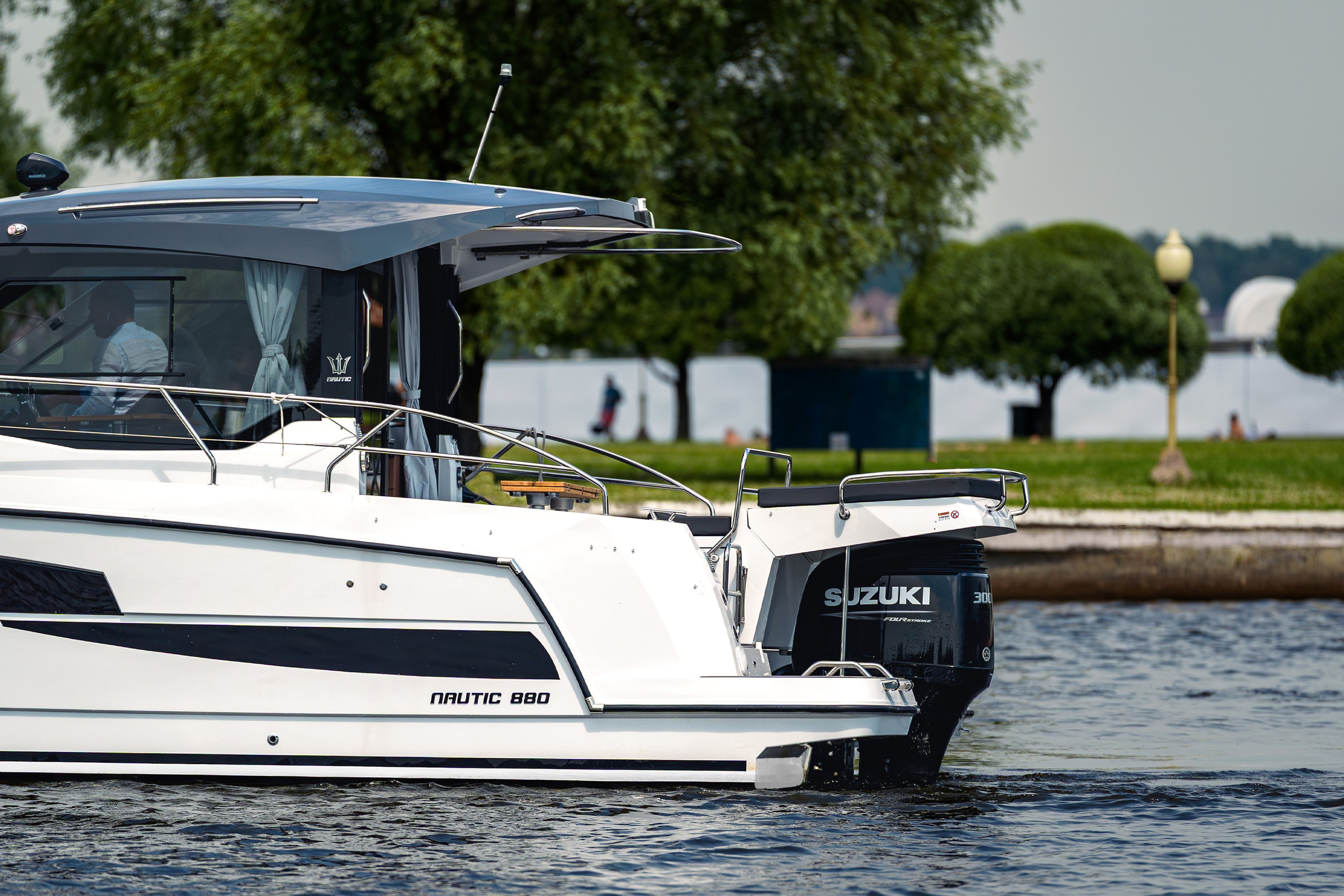 Nautic 880 с Suzuki 300, вид на корму и мотор
