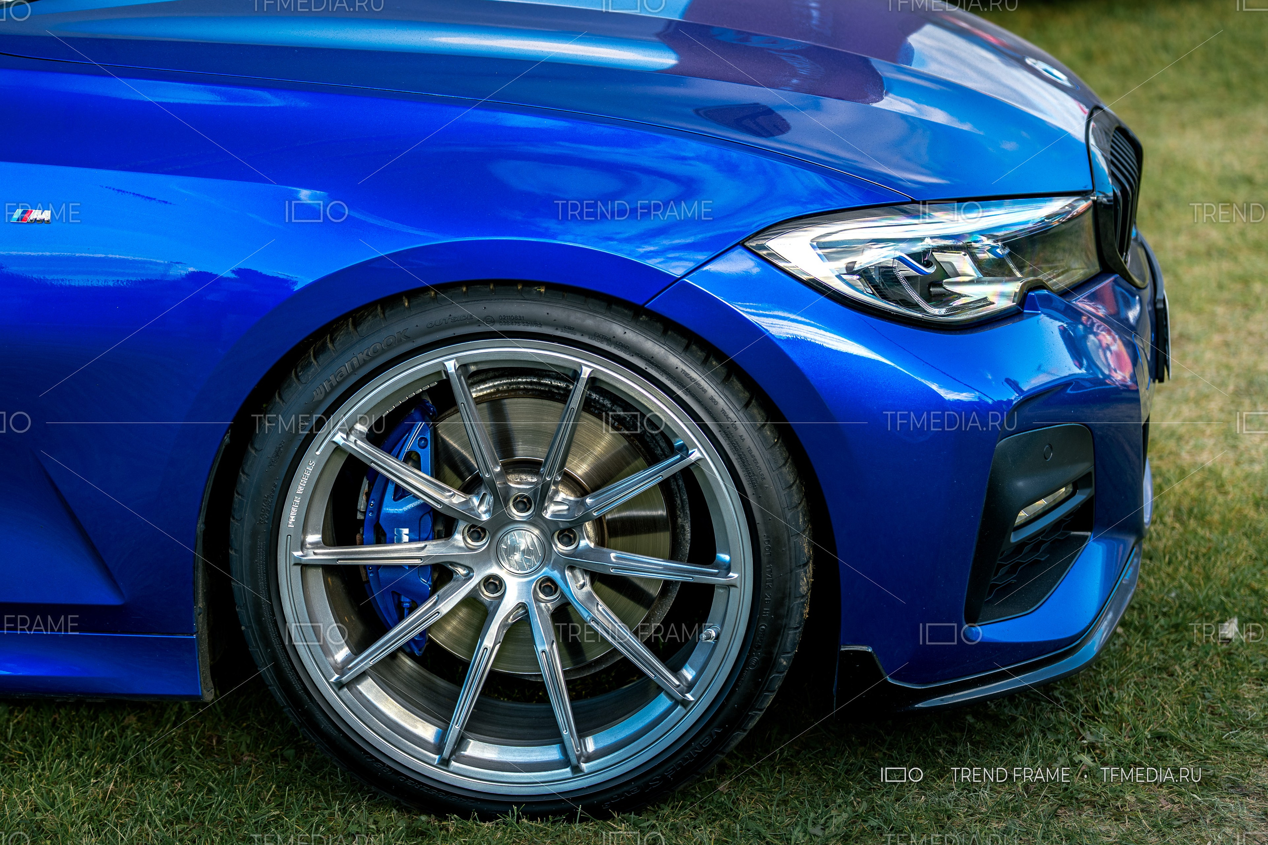 PowerWheels — кованые диски на BMW M, полированный металл и синий суппорт, боковой фронтальный вид, Москва