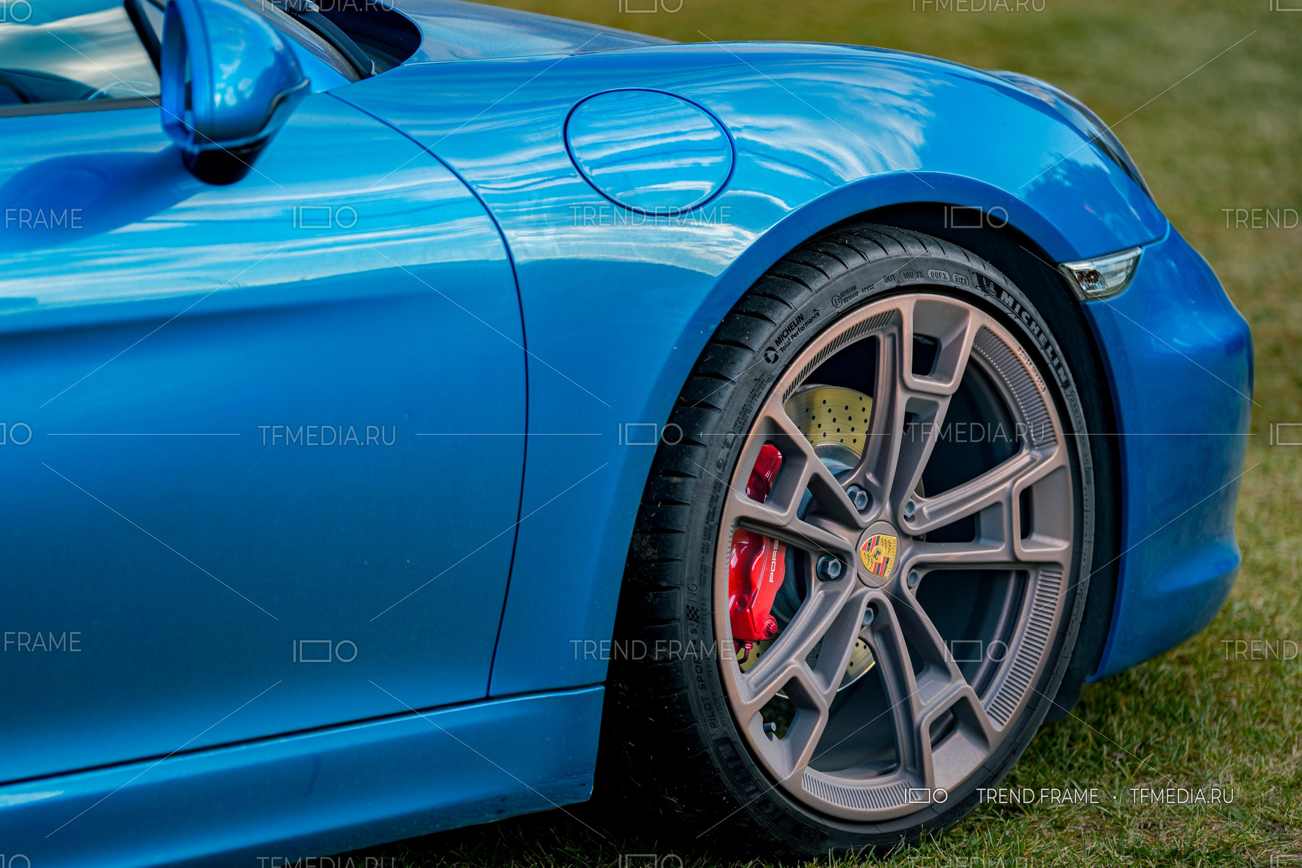 PowerWheels — кованые диски на Porsche, серо-графитовое покрытие, боковой вид с красным суппортом, Москва