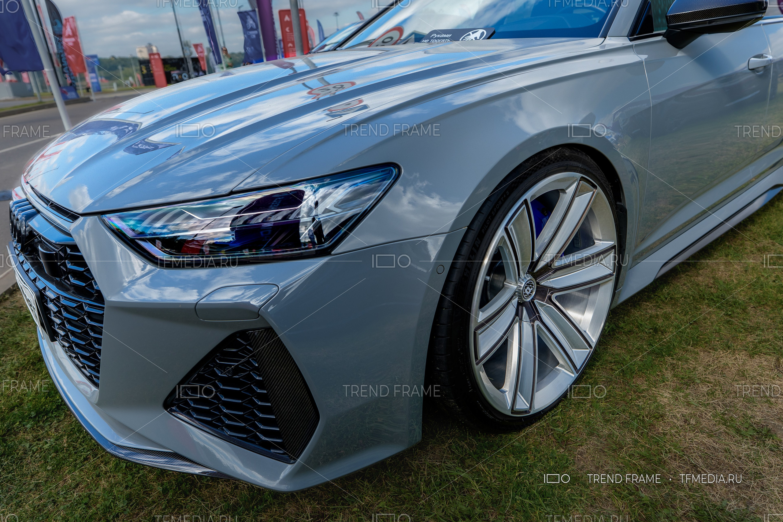 PowerWheels — кованые диски для Audi, хромированное покрытие, крупный план переднего колеса, синий суппорт, Москва