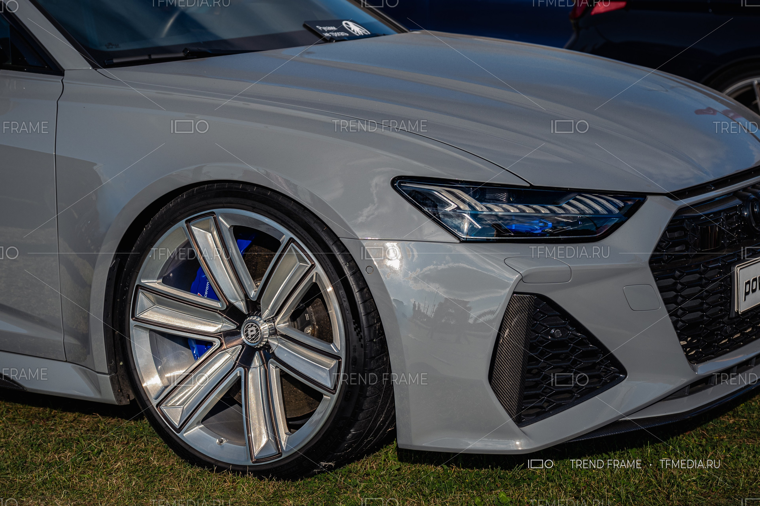 PowerWheels — кованые диски для Audi, хромированное покрытие, геометрический дизайн спиц, крупный план переднего колеса, синий суппорт, Москва