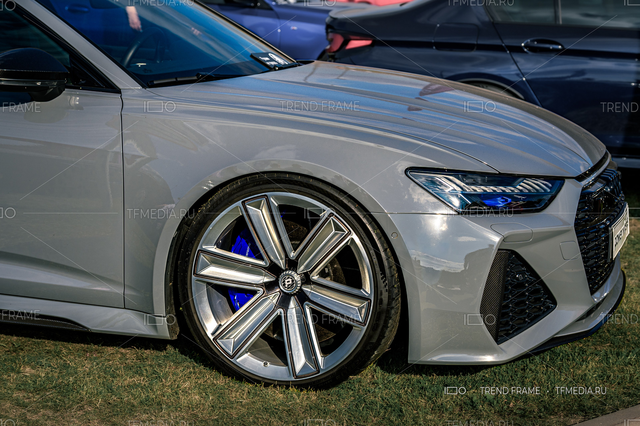 Кованые диски PowerWheels — пример установки на Audi RS, полированный металл, боковой фронтальный вид, Москва