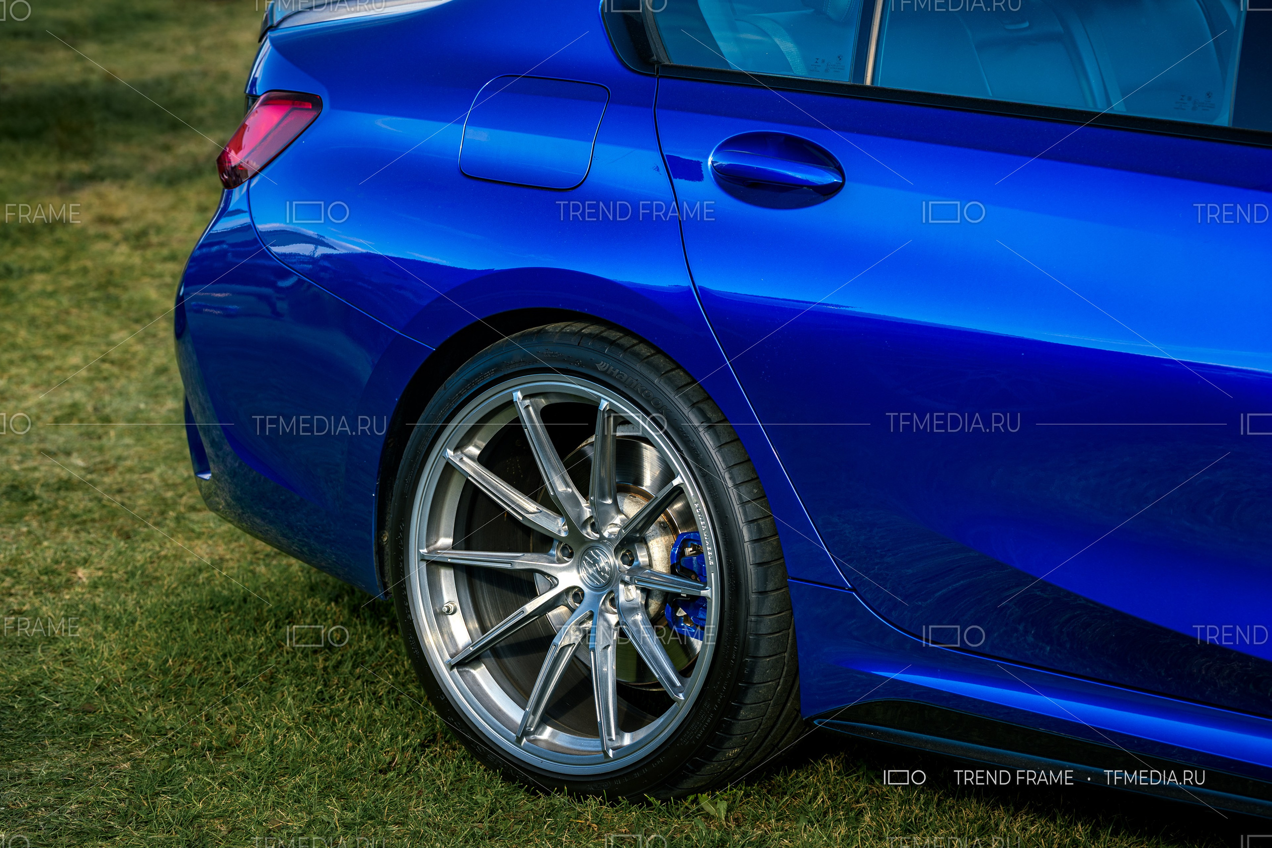 PowerWheels — кованые диски на BMW, задний боковой вид, полированные спицы и синий суппорт, Москва