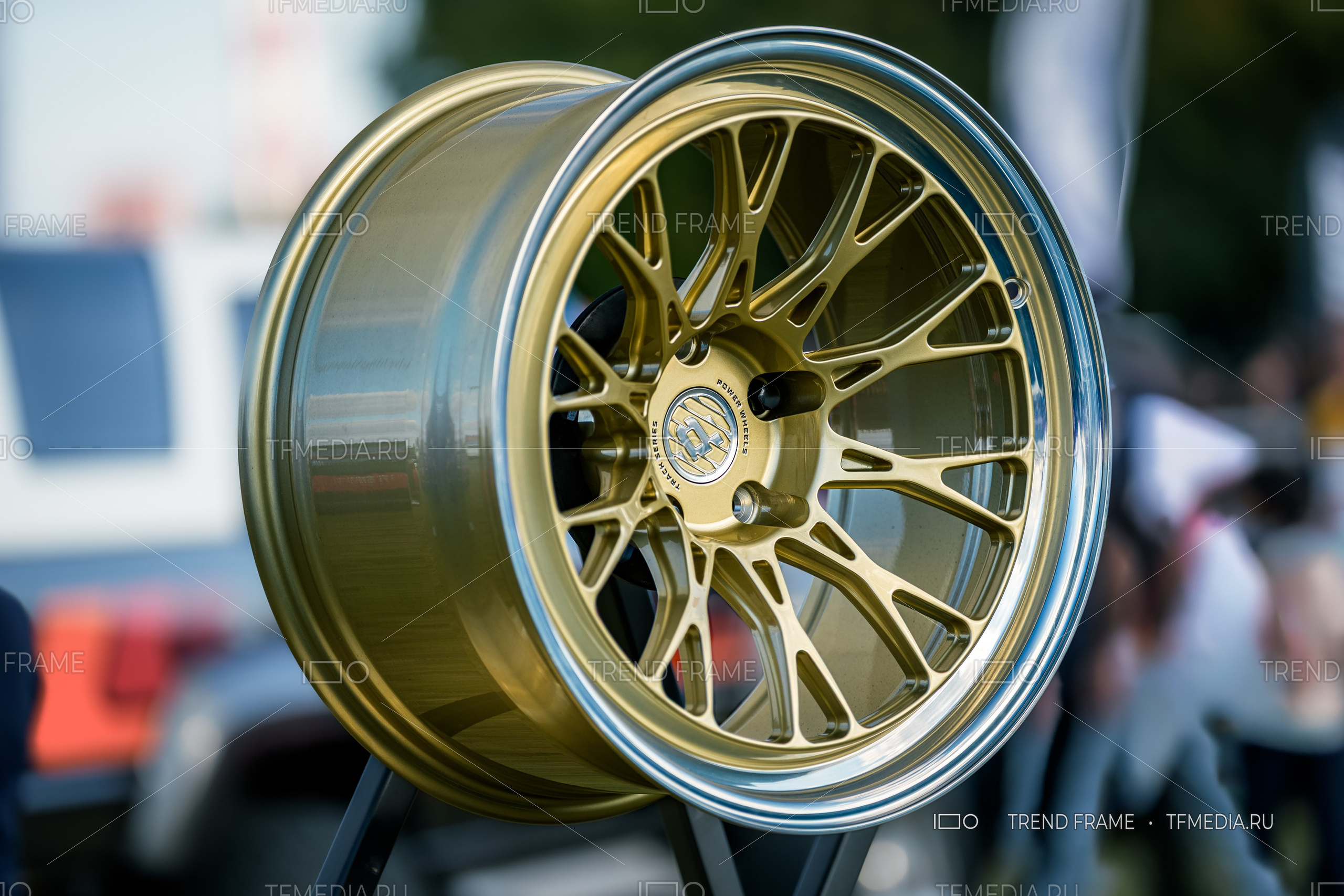 PowerWheels — кованый многоспицевой диск в золотистом покрытии, выставка, предметная съёмка, Москва