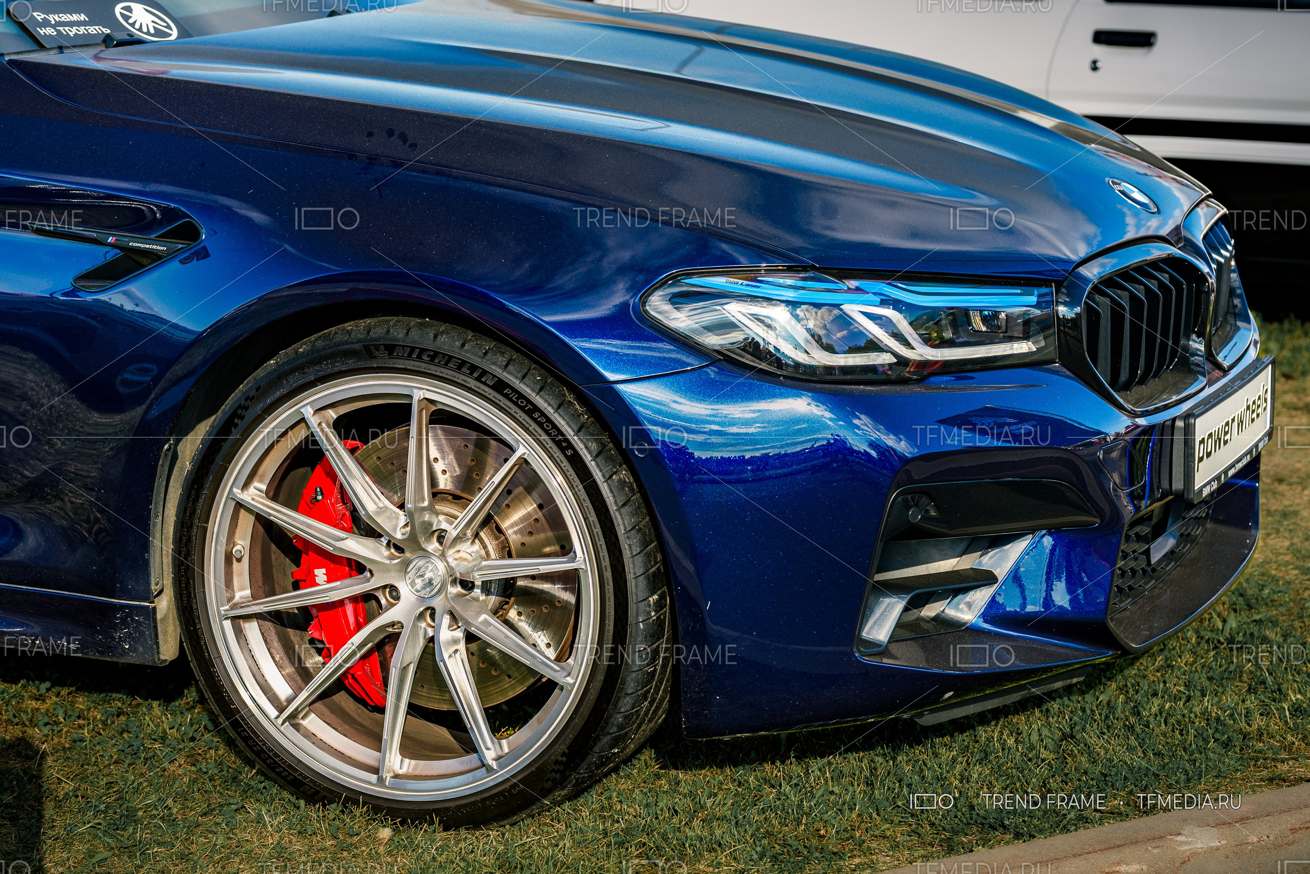 PowerWheels — кованые диски на BMW, полированный металл и красный суппорт, боковой фронтальный ракурс, Москва