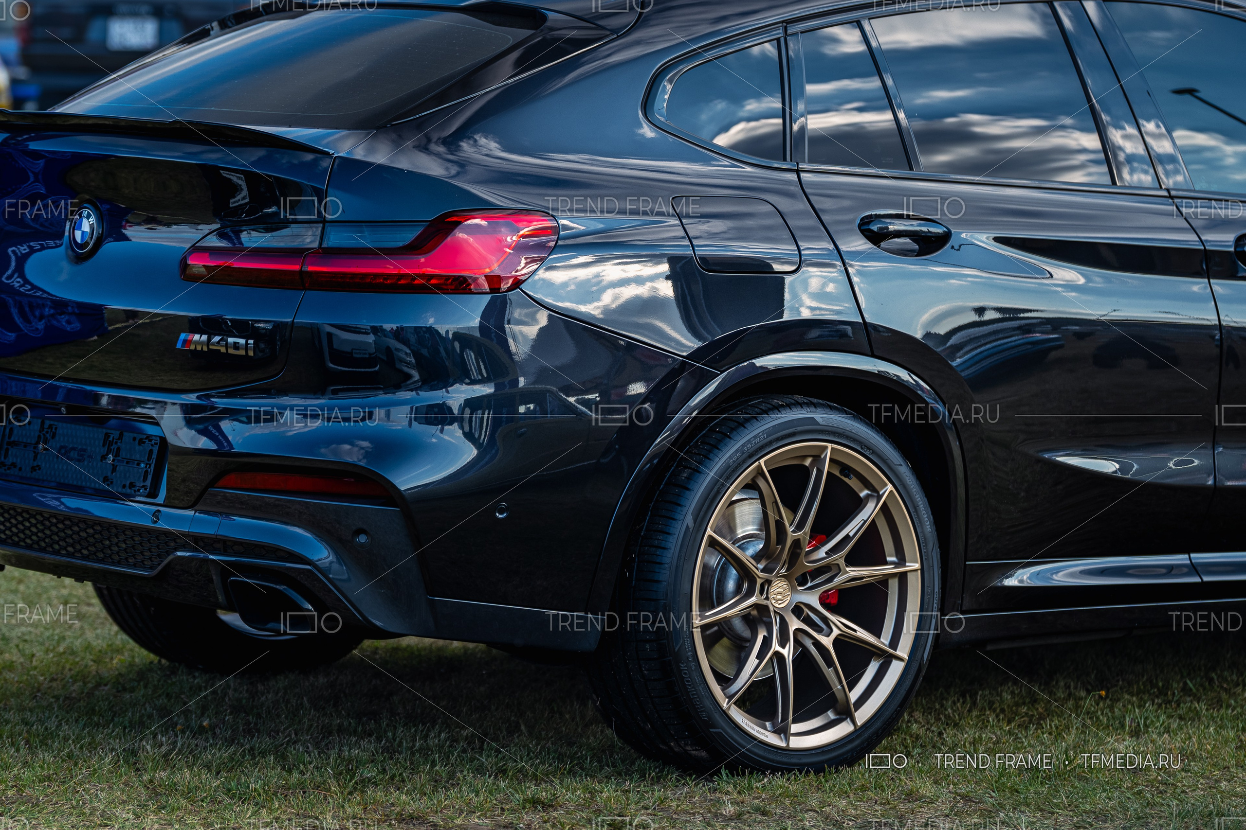 PowerWheels — кованые диски на BMW X4 M40i, золотистое покрытие, задний боковой вид с красным суппортом, Москва