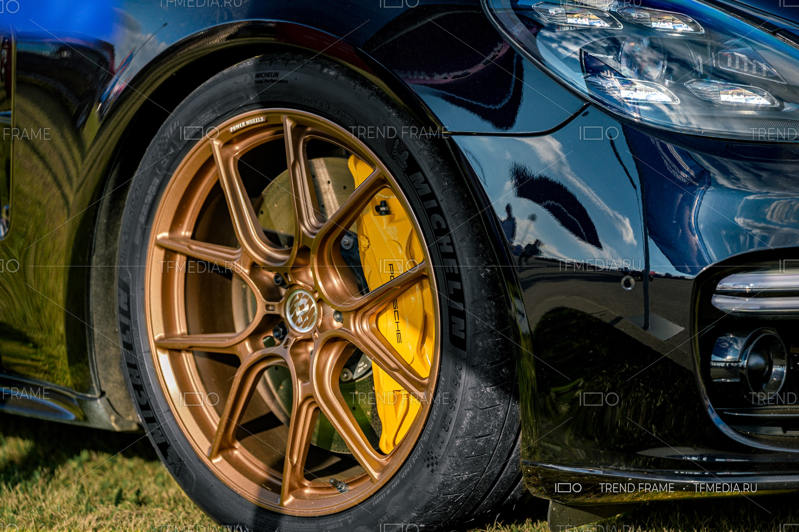 PowerWheels — кованые диски для Porsche, бронзовое покрытие и жёлтый суппорт, боковой вид, Москва