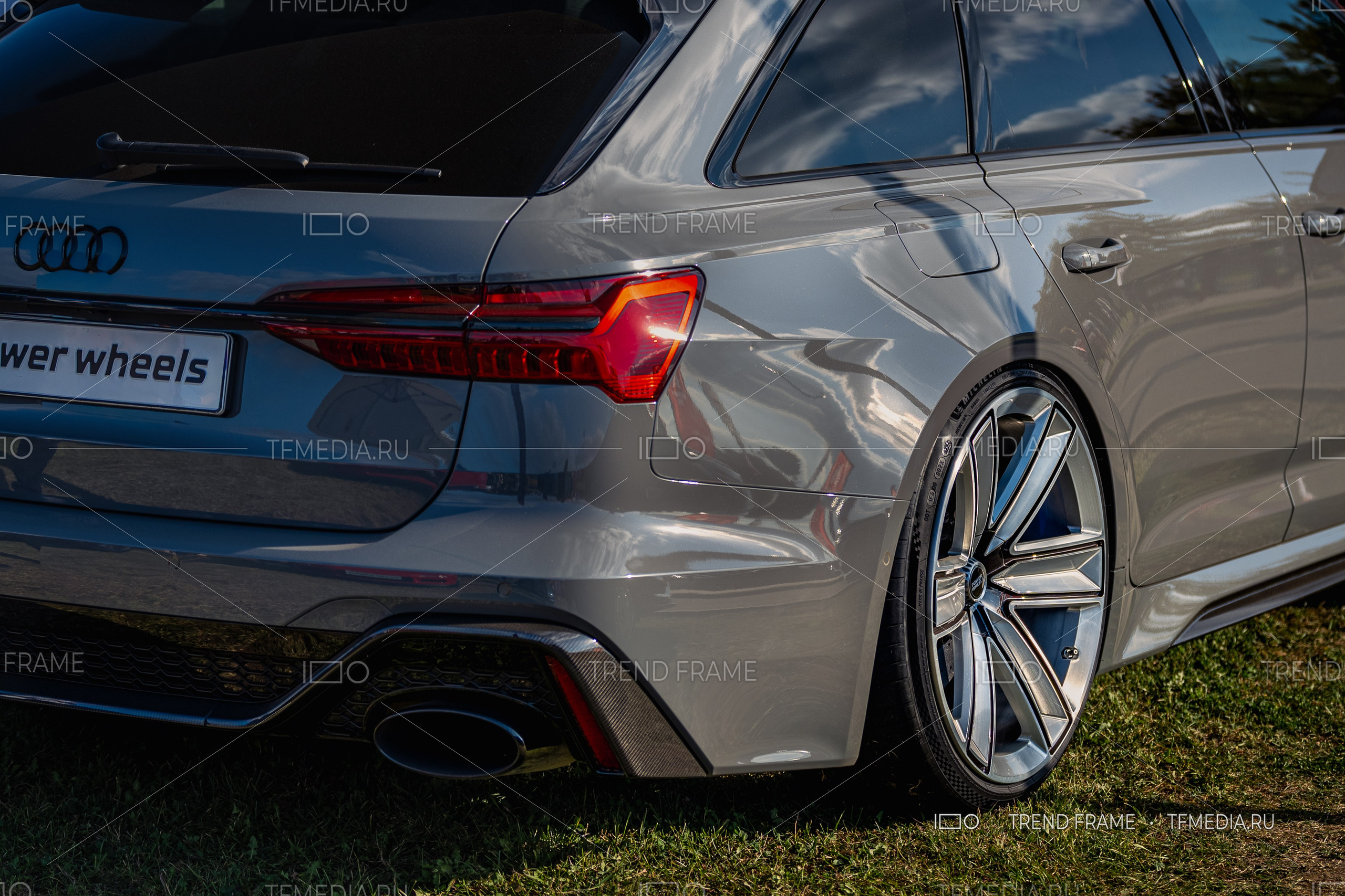 PowerWheels — кованый диск для Audi, хромированное покрытие, геометрический дизайн спиц, задний боковой вид, Москва