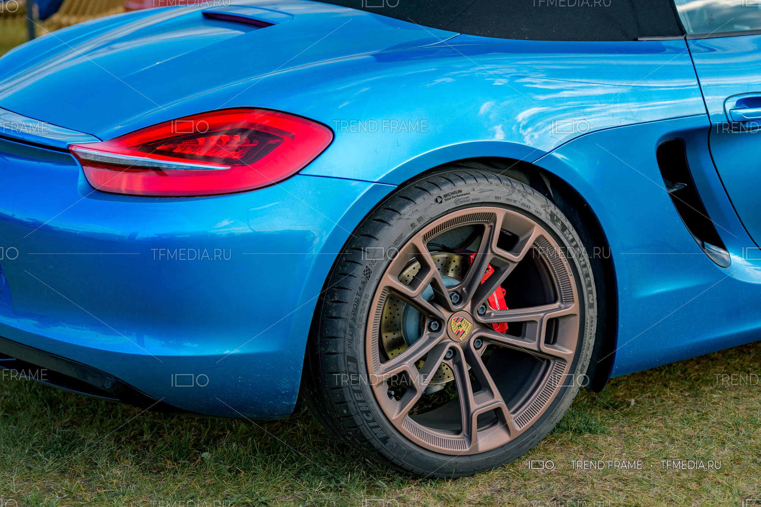 PowerWheels — кованые диски на Porsche, задний боковой вид, серо-графитовое покрытие и красный суппорт, Москва